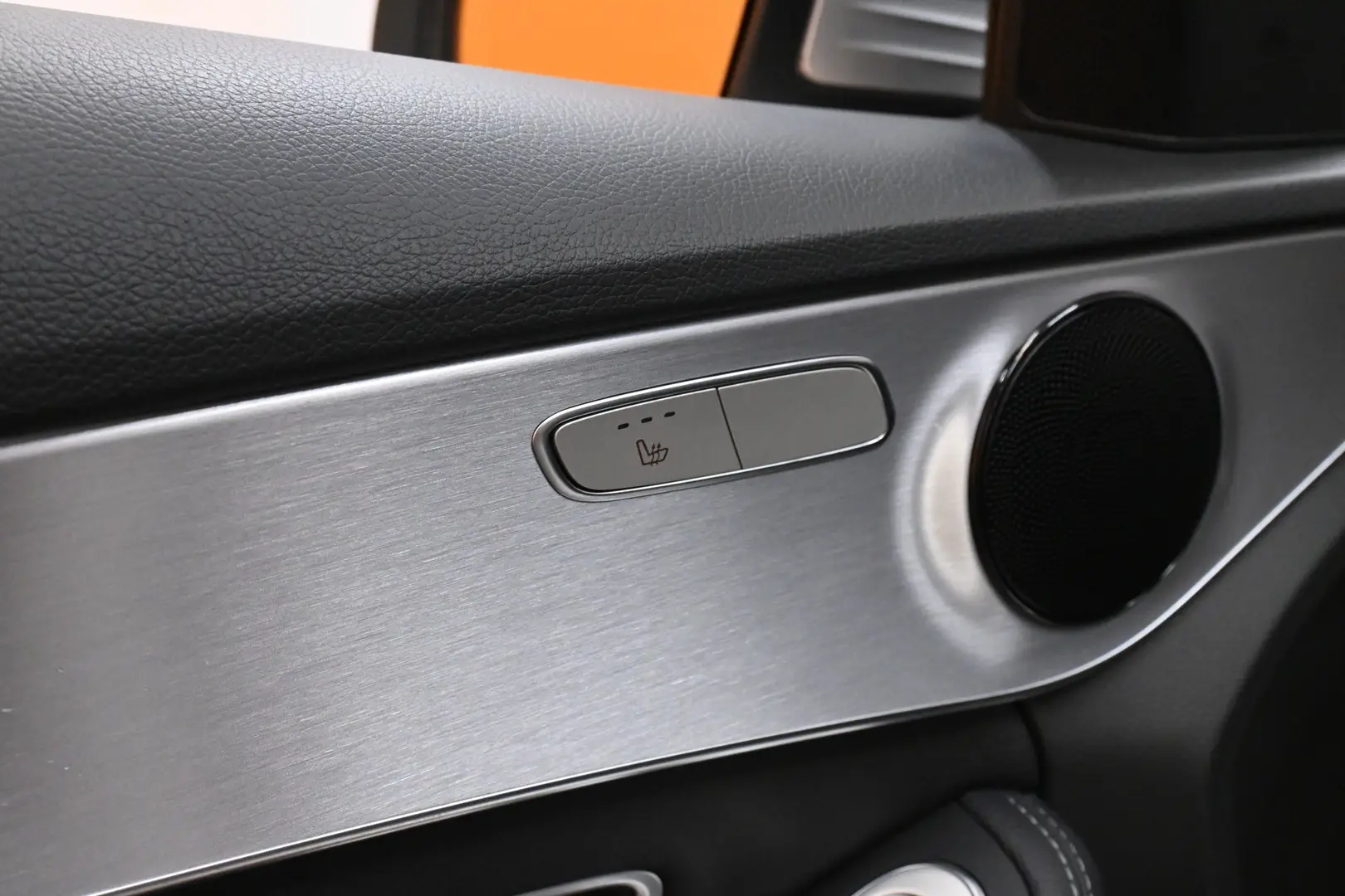 Car Image - 6oa2PnSgcKn8XiIgQU6WJO