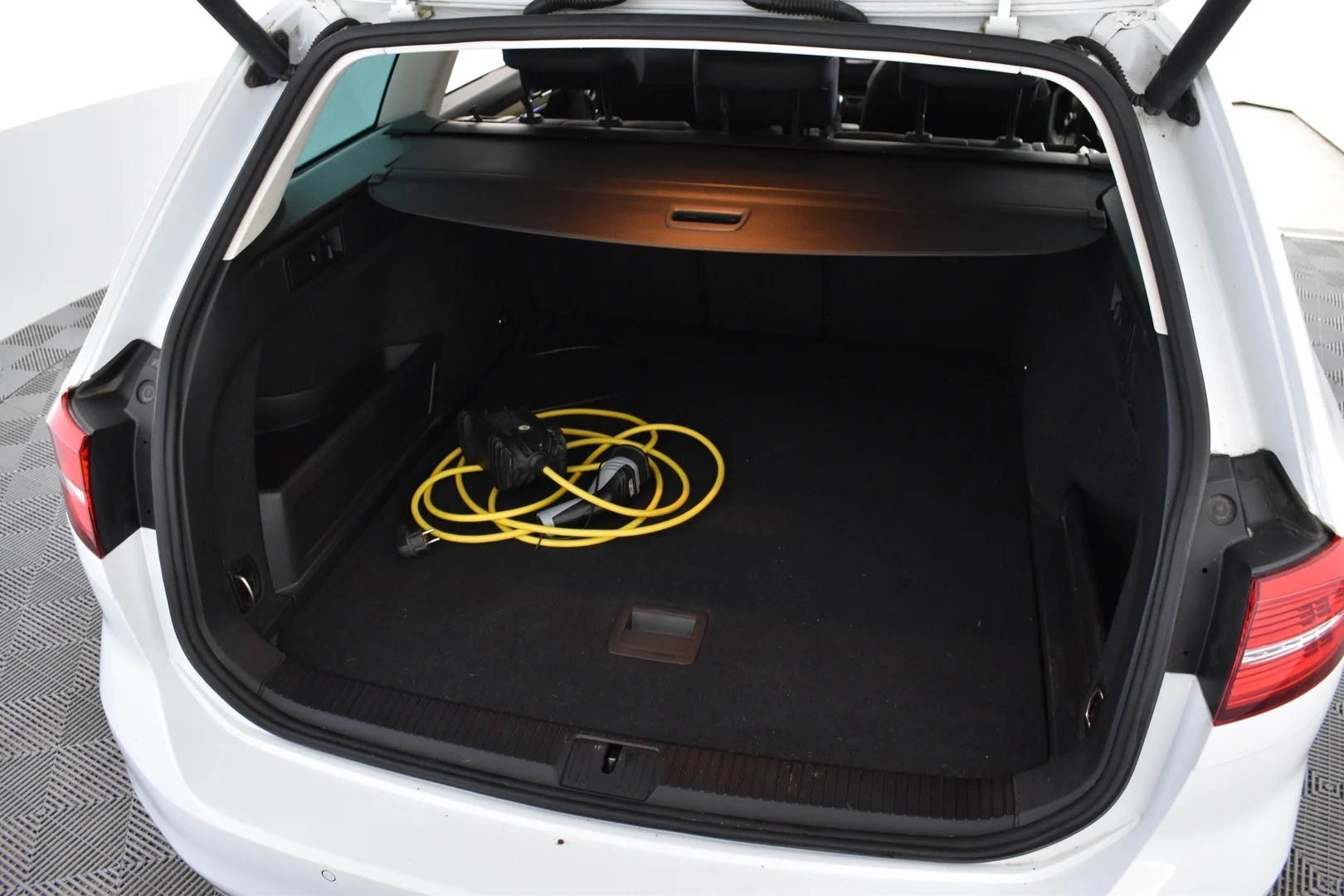 Car Image - 5i960kutzkhLwMeN230bsf