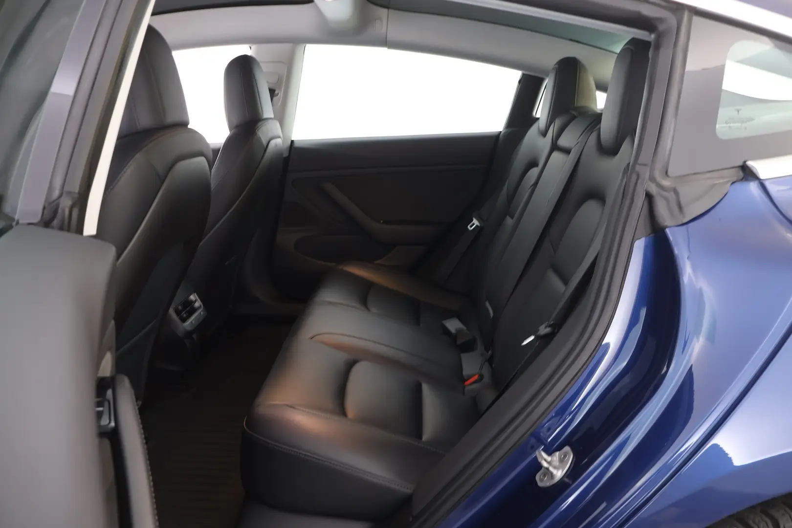 Car Image - 26B0eR7Xux1d9FNwlGEPmd