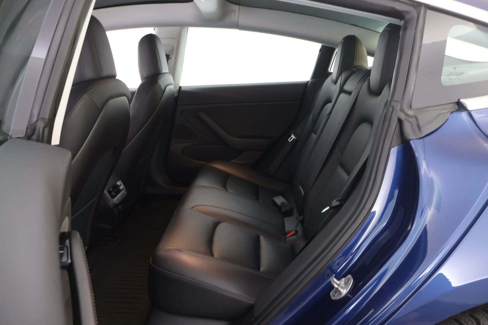 Car Image - 26B0eR7Xux1d9FNwlGEPmd