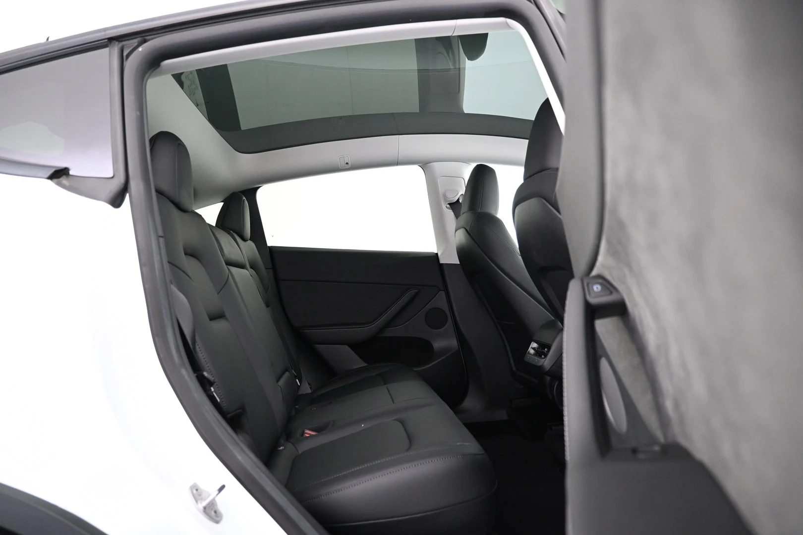 Car Image - 2iOOHCR2fNRnmUWcoJ4E7J