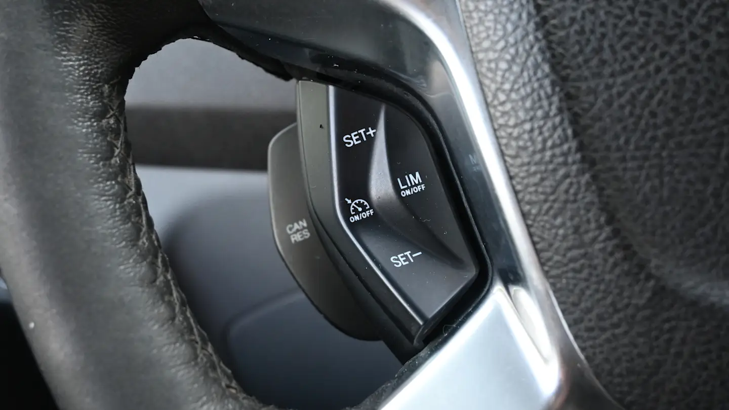 Car Image - 1IQYysiV5ql9tqJBga0QzI