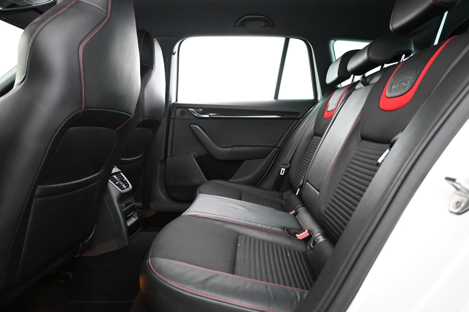 Car Image - A19UcqlAcV44igIqJ5sZL