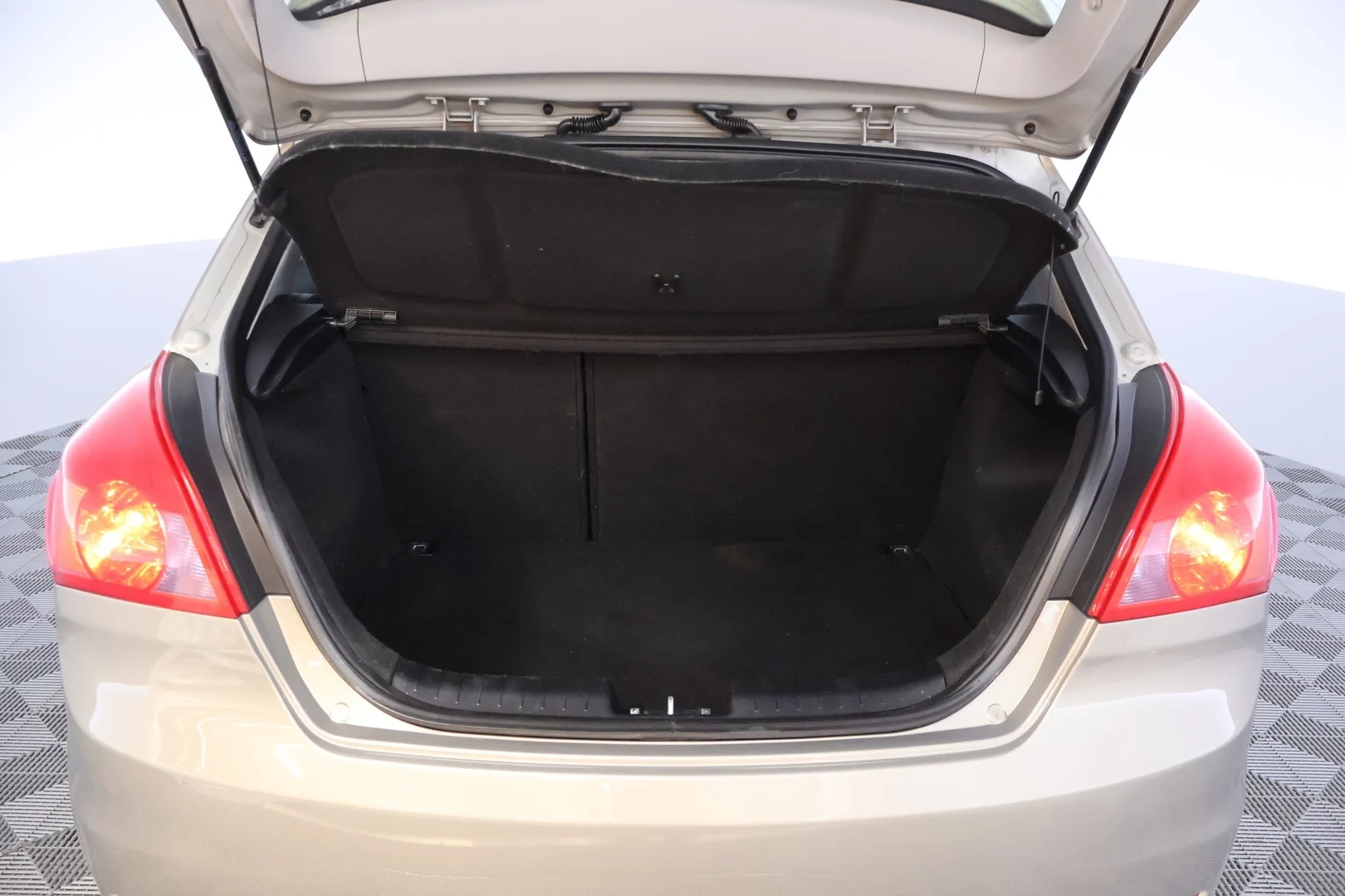 Car Image - 2J4d8lELZW06rYjNj1qARk