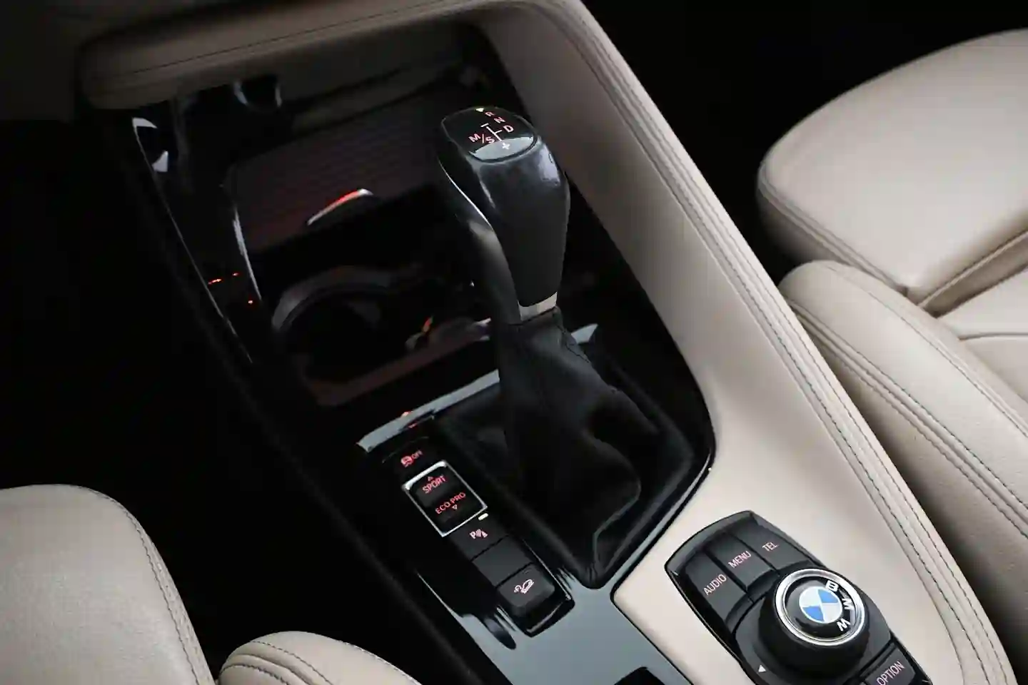 Car Image - JBetAz8KJNCX2crp0WowH