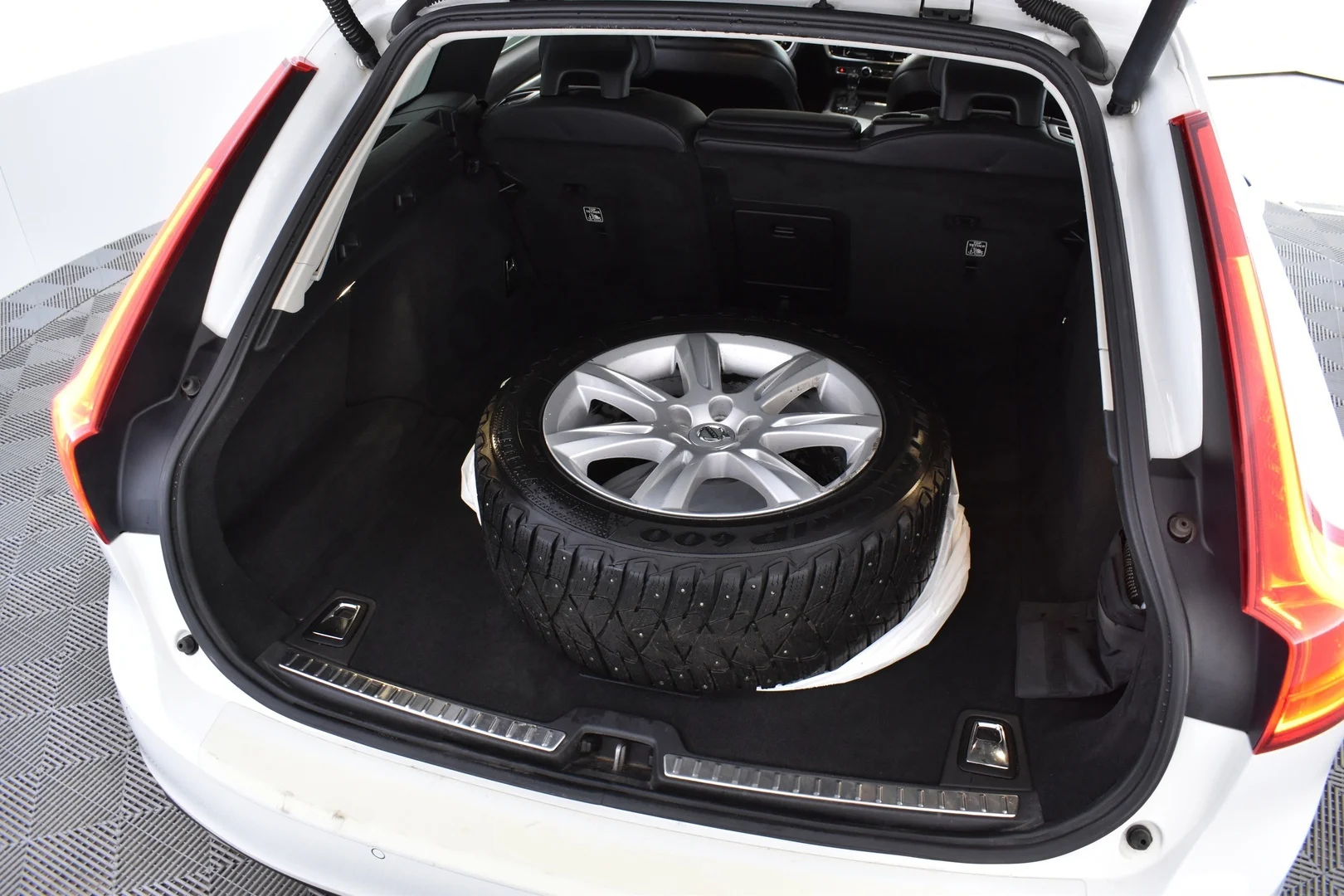Car Image - tFOAOhOD4BdDo0jyYmb40