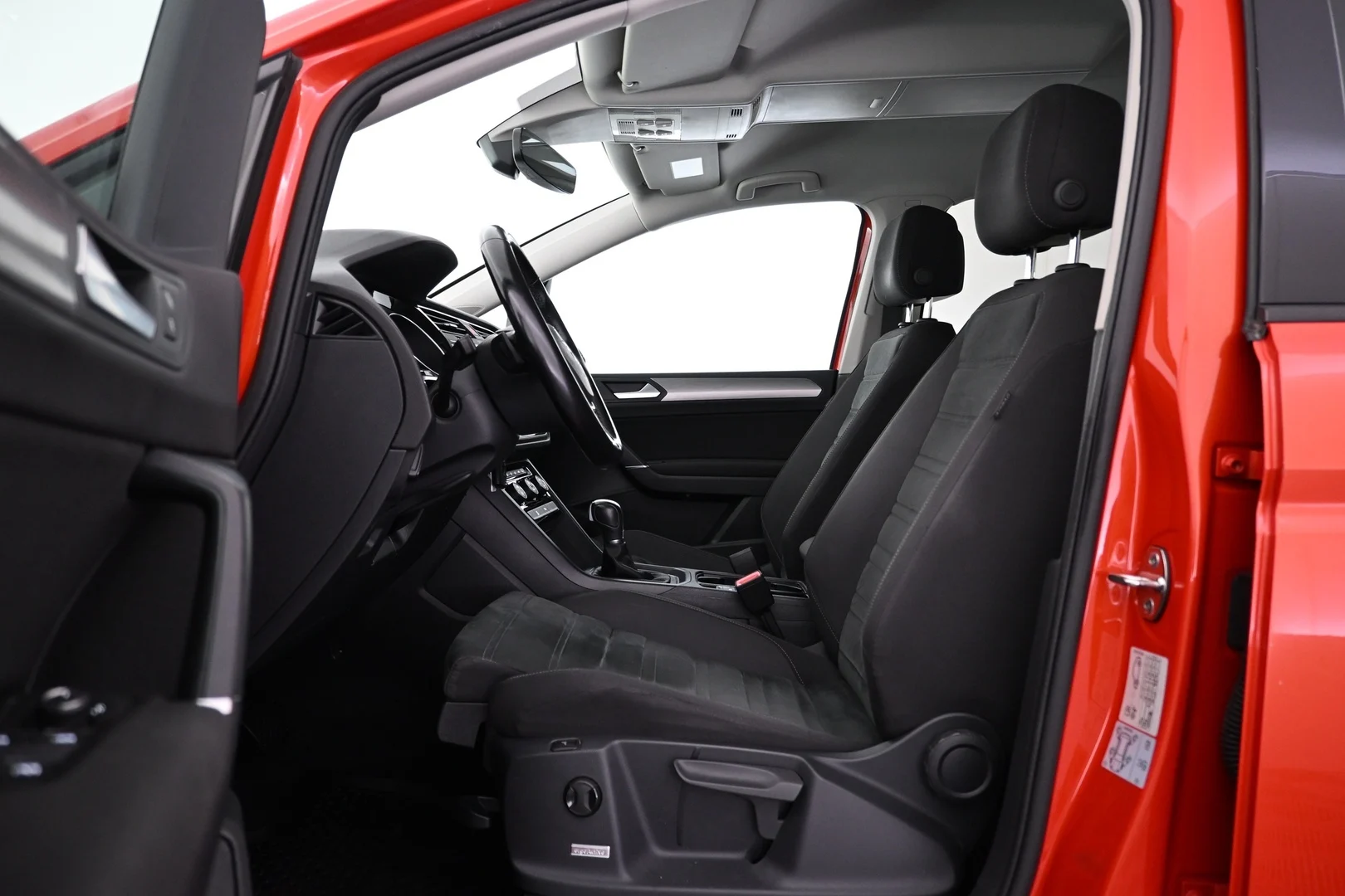 Car Image - F5poQUSEswpSnPRXb5A0i