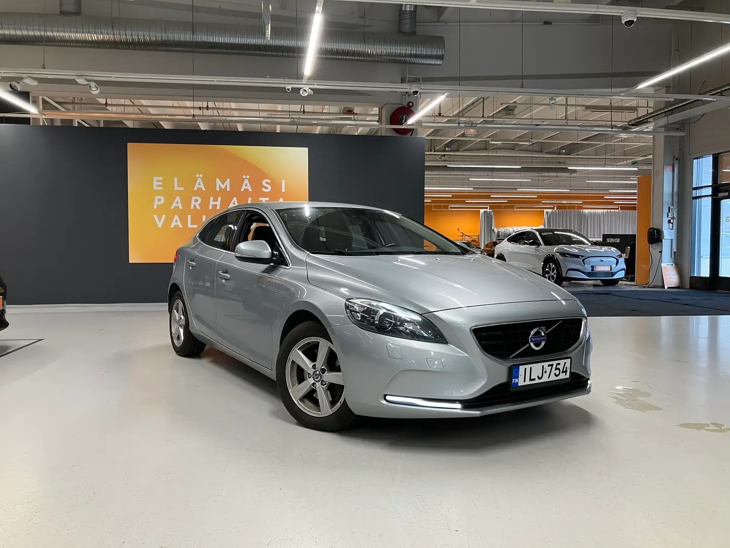 Car Image - LzYxp5aezSF5s59PGkF3k