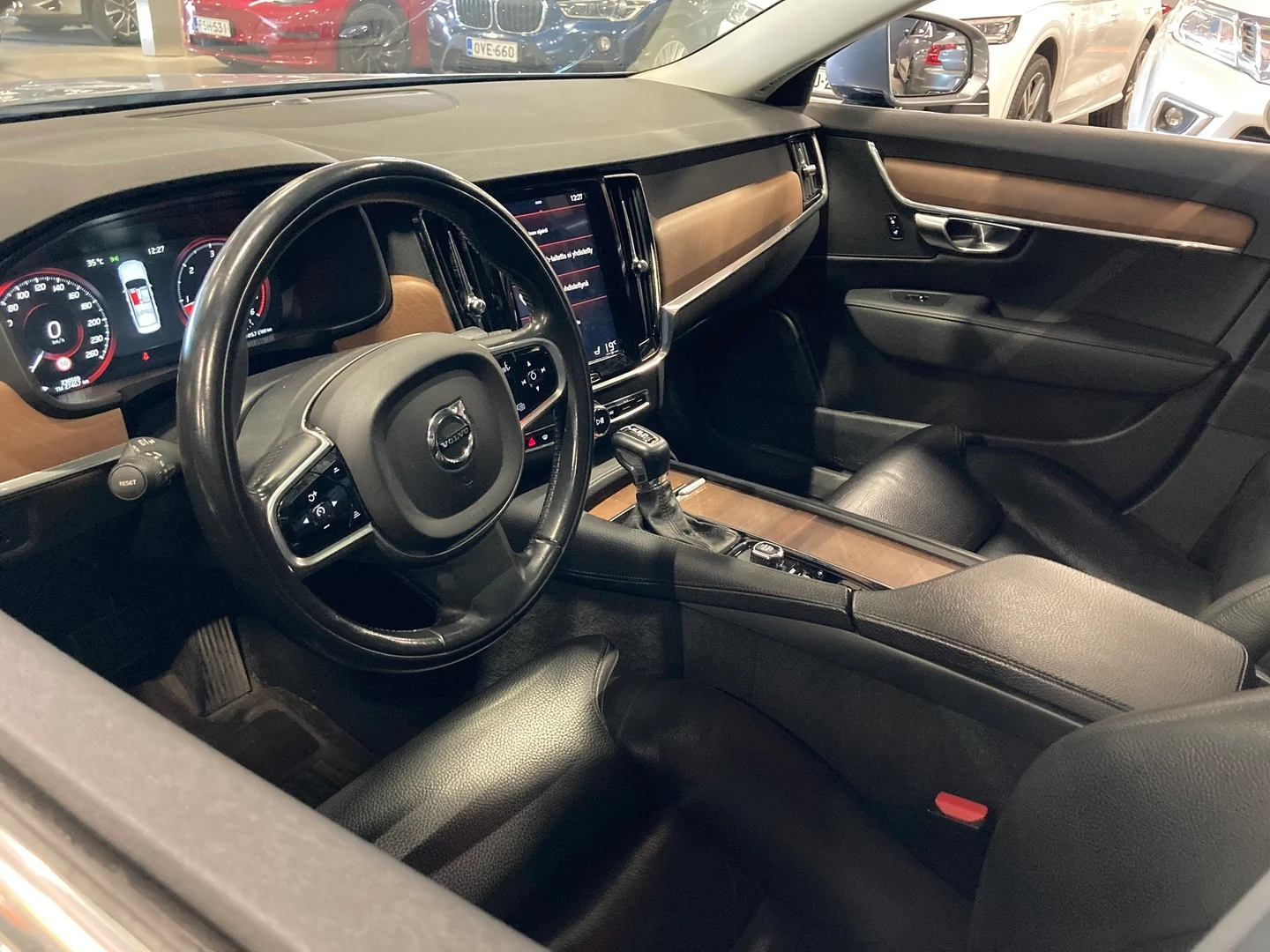 Car Image - 33LEV1ZPrPNn6drENB8fuw