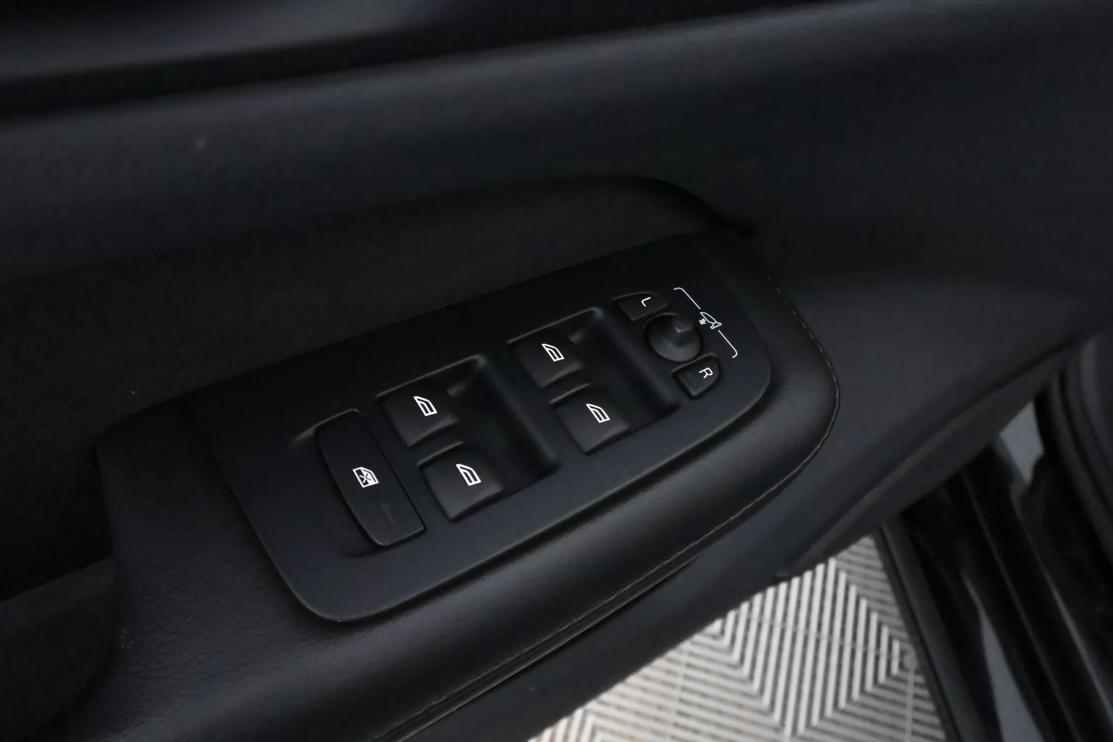 Car Image - 2oQnU4J5rh0TK5cJneX9qk