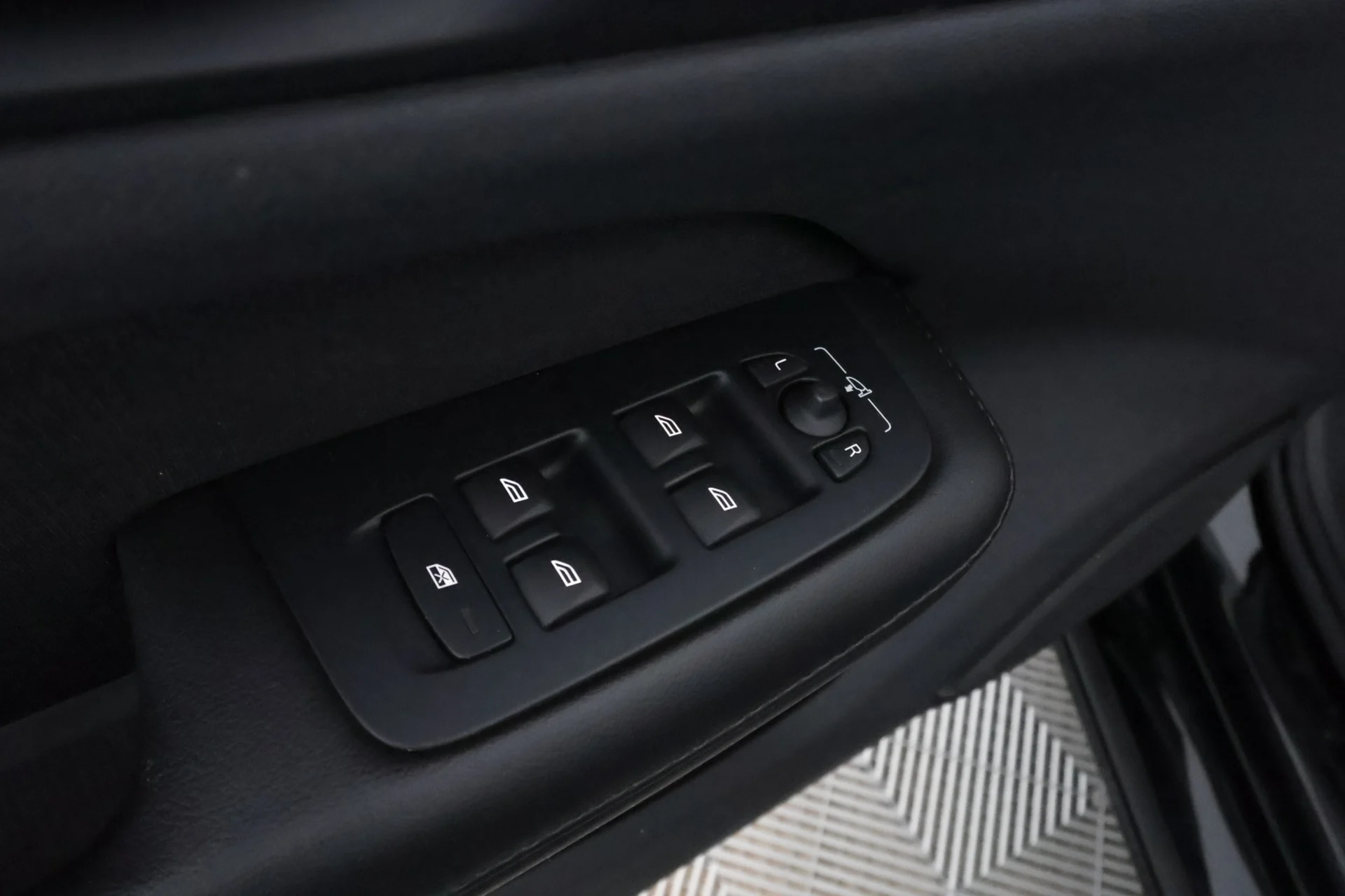 Car Image - 2oQnU4J5rh0TK5cJneX9qk