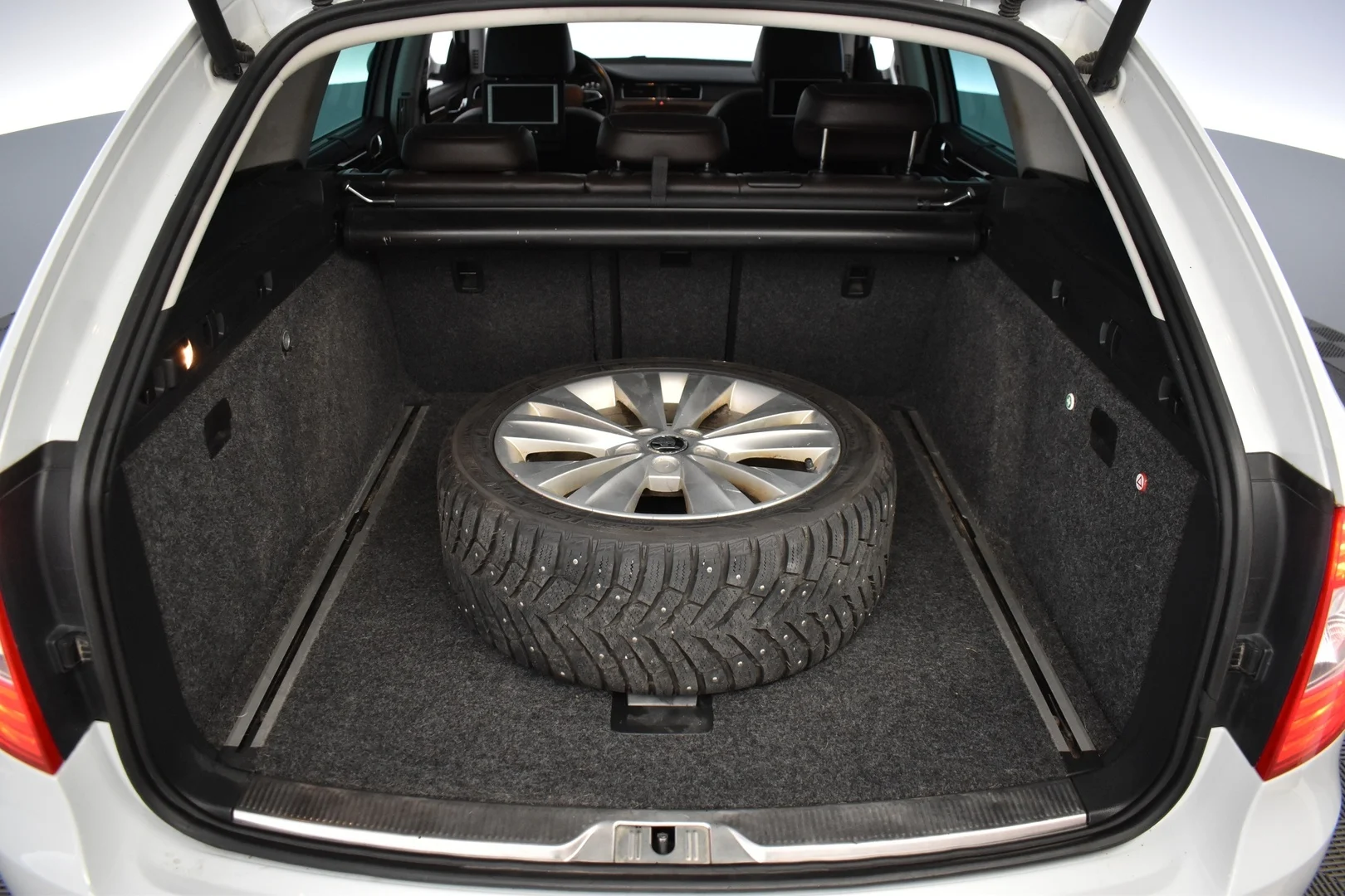 Car Image - MS4iWvbiEdivxwB4uEoip