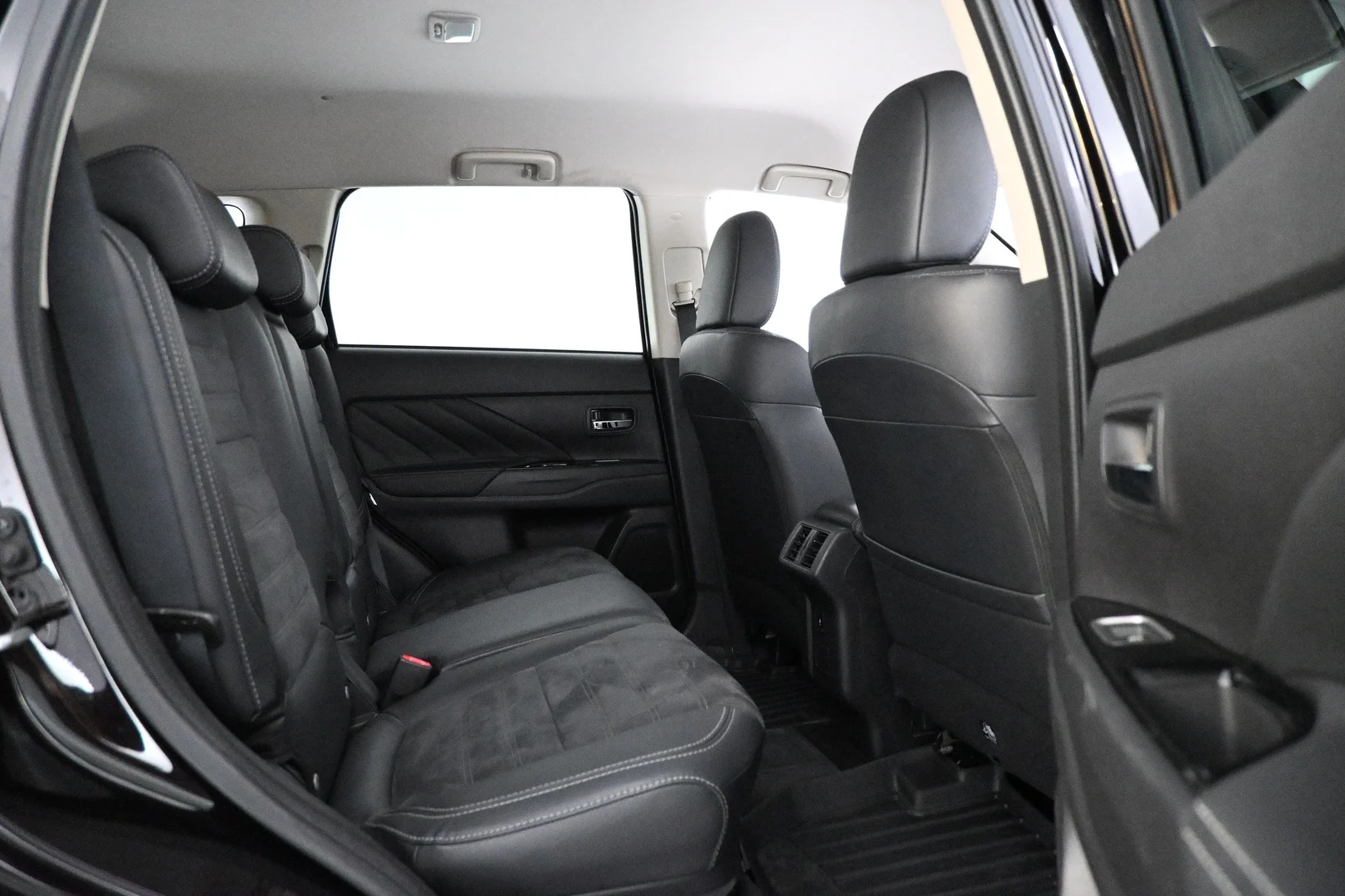 Car Image - sarHbxL4bl8PBZeNZBtLh