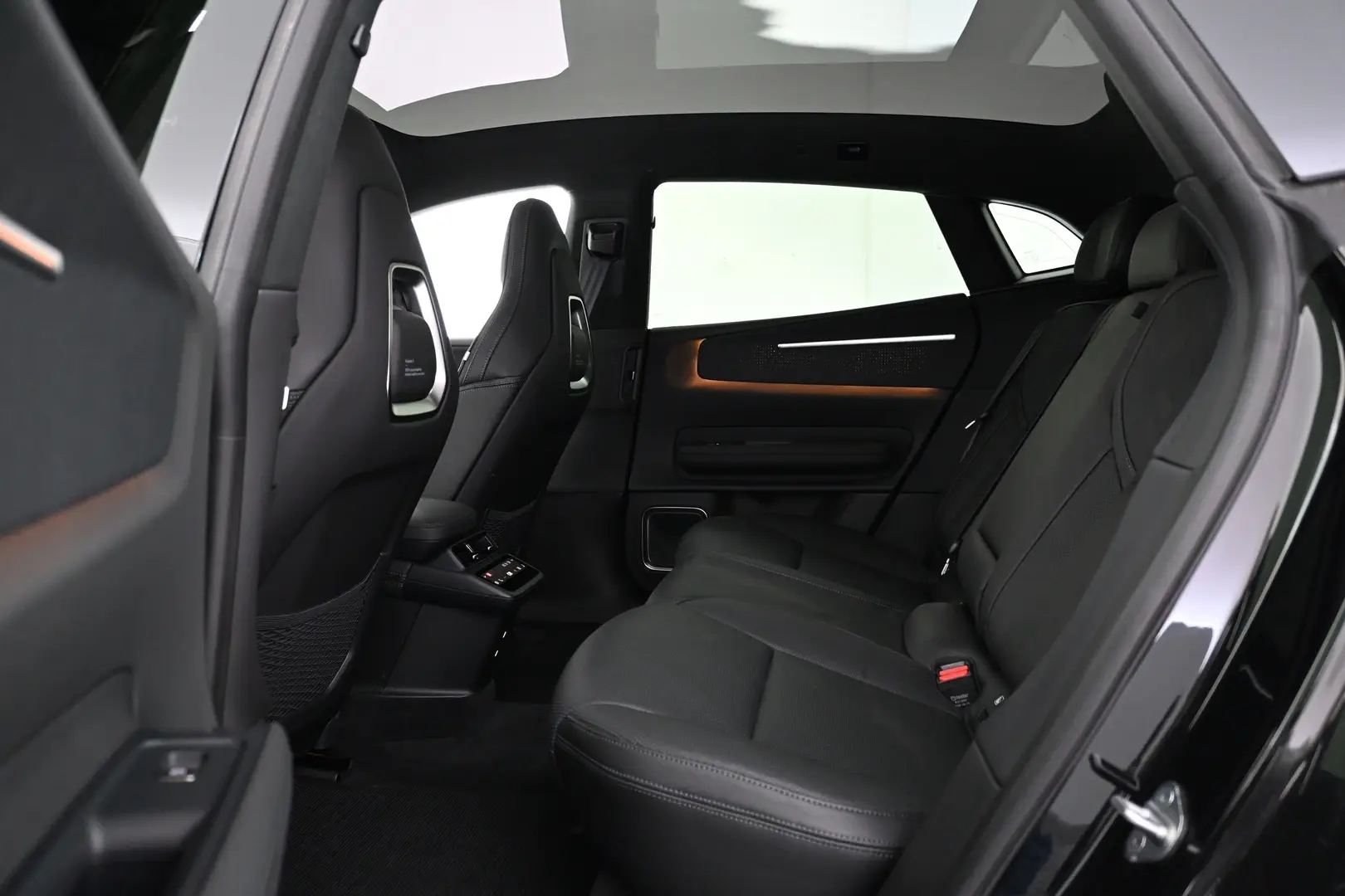 Car Image - 1qR3R8skgQD21IeZ3tON82