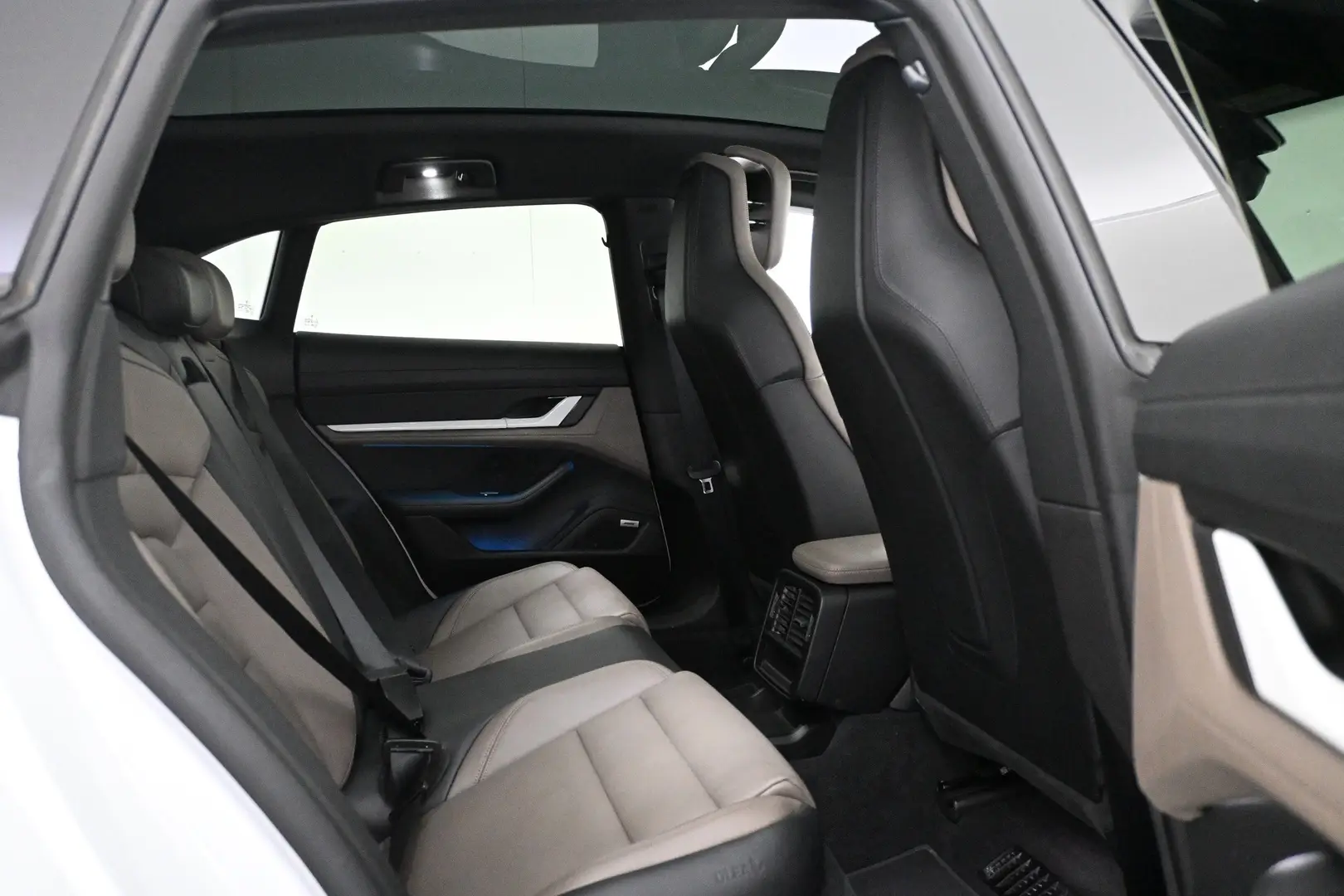 Car Image - cDws2oCvDq4BCpyxv9L8T