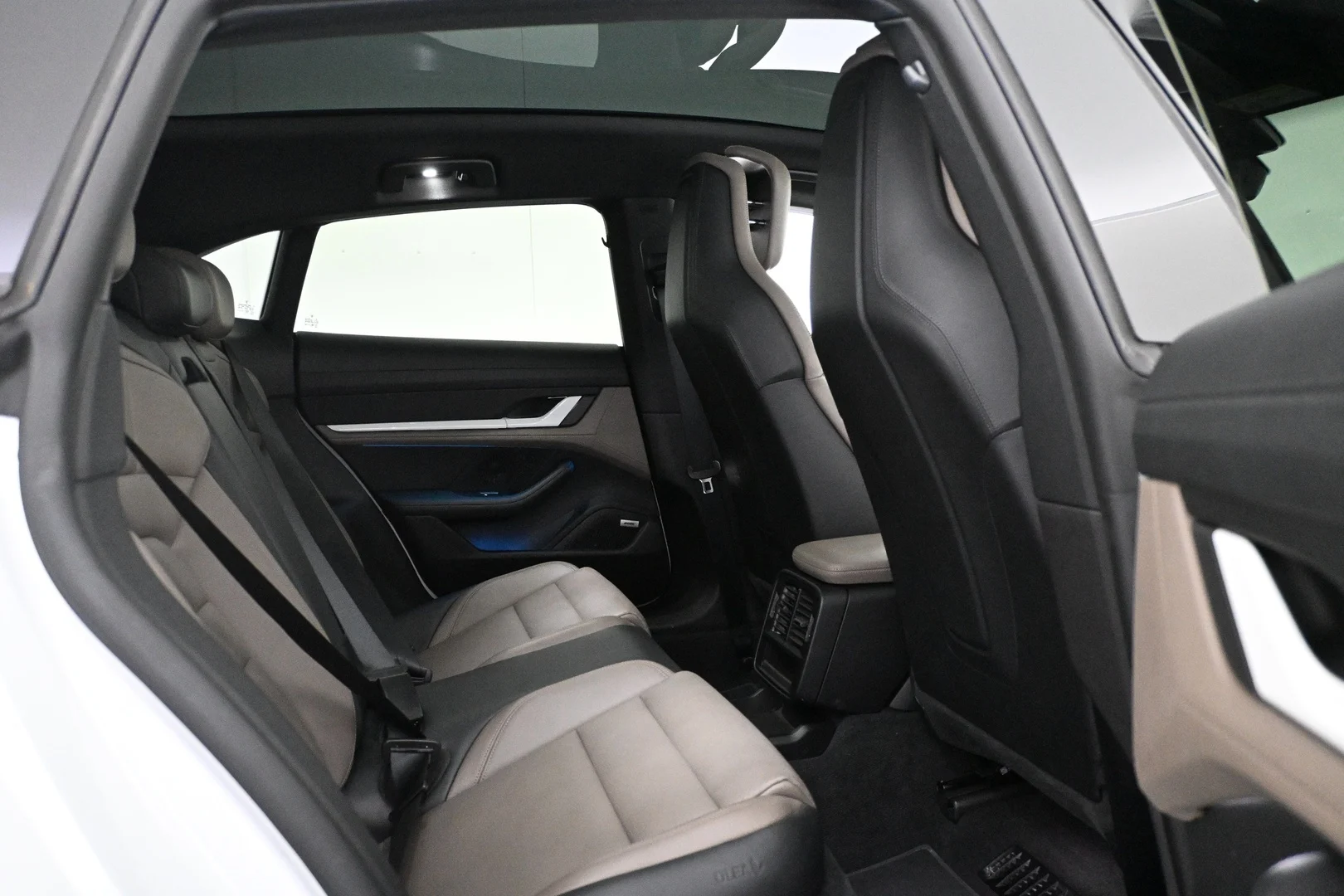 Car Image - cDws2oCvDq4BCpyxv9L8T