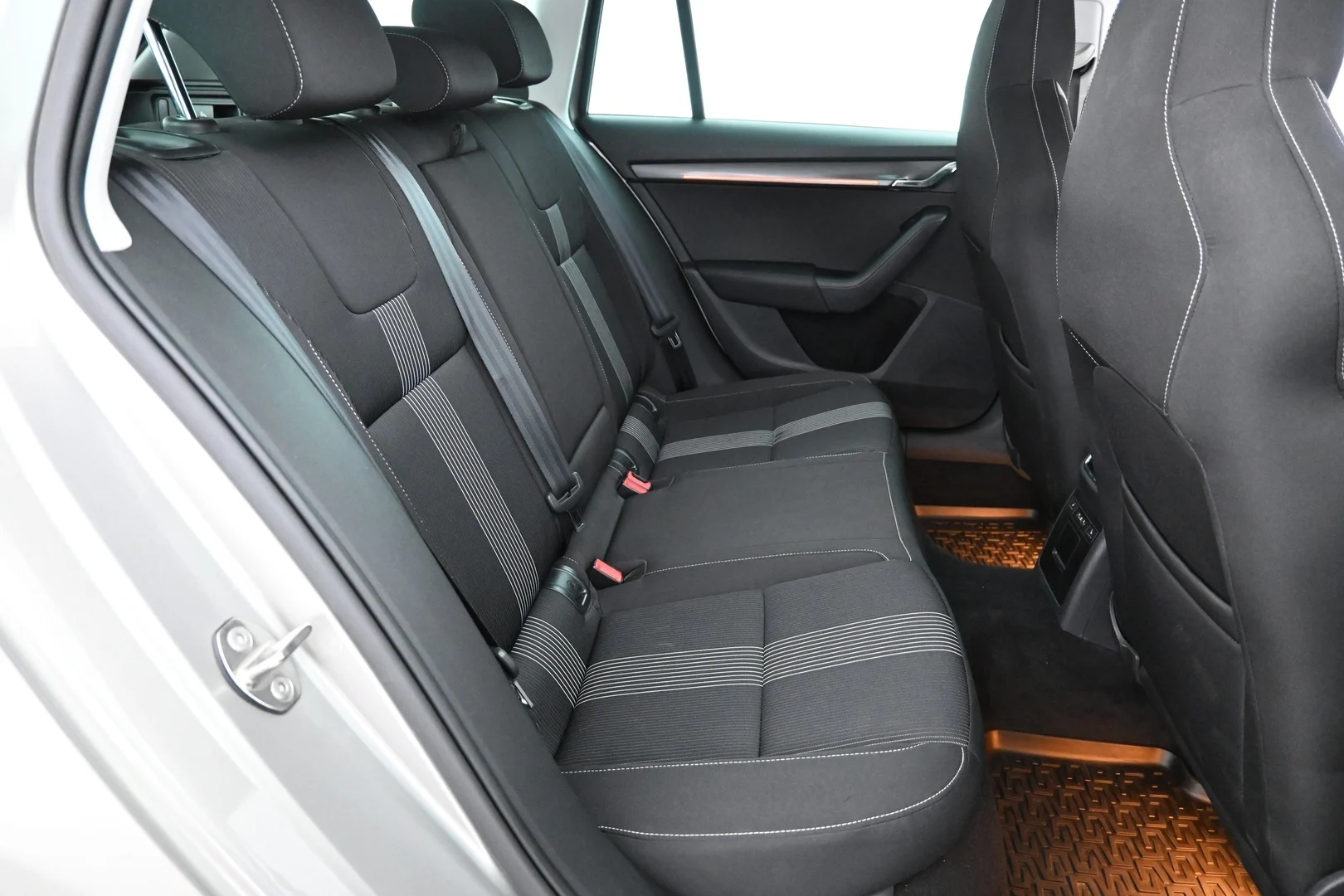 Car Image - 3ANJ5cLLxBcb9rQ5gM4xqF