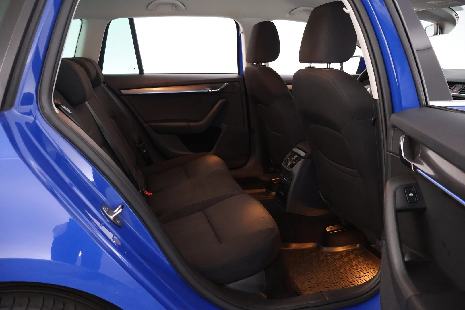 Car Image - 2TI5LPEGPD2NeeGqR4LXom