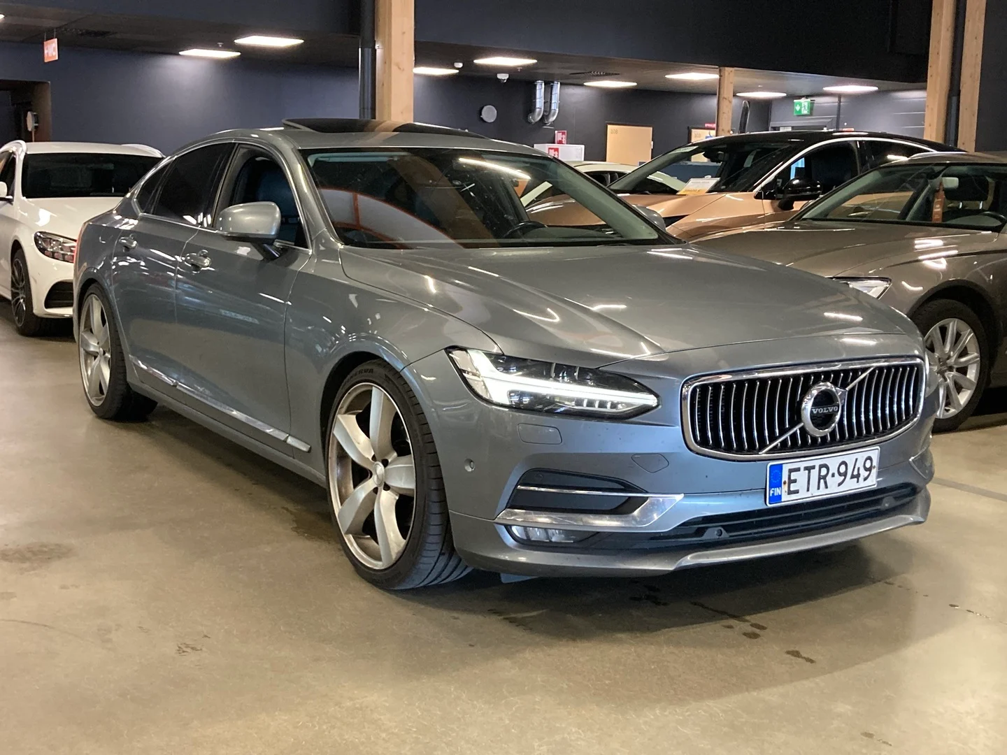 Car Image - 33LEV1ZPrPNn6drENB8fuw