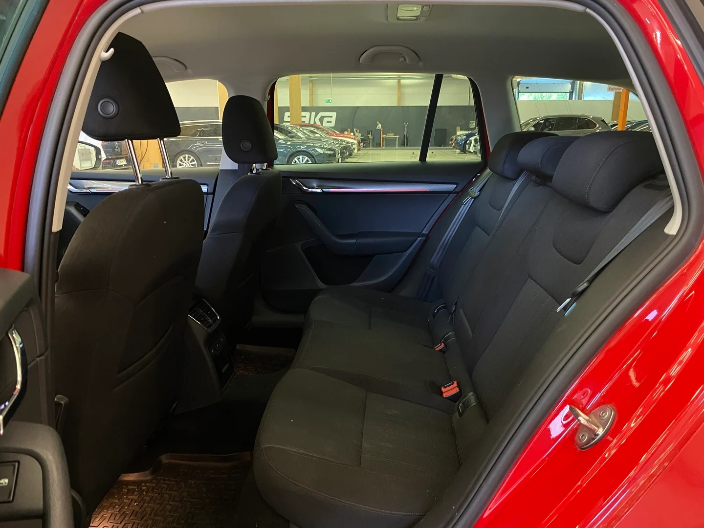 Car Image - 4iMJpscrkhMcuzCYb6c4Hz