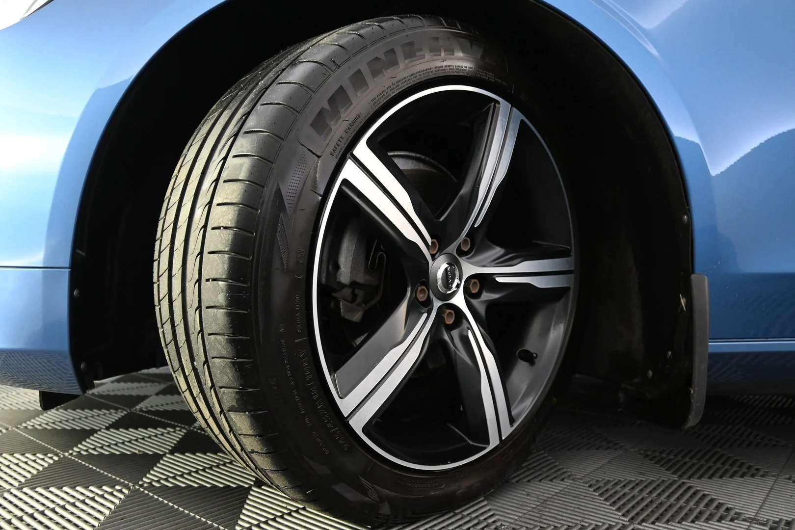 Car Image - 46fBybSqJuhypD9e19BShA