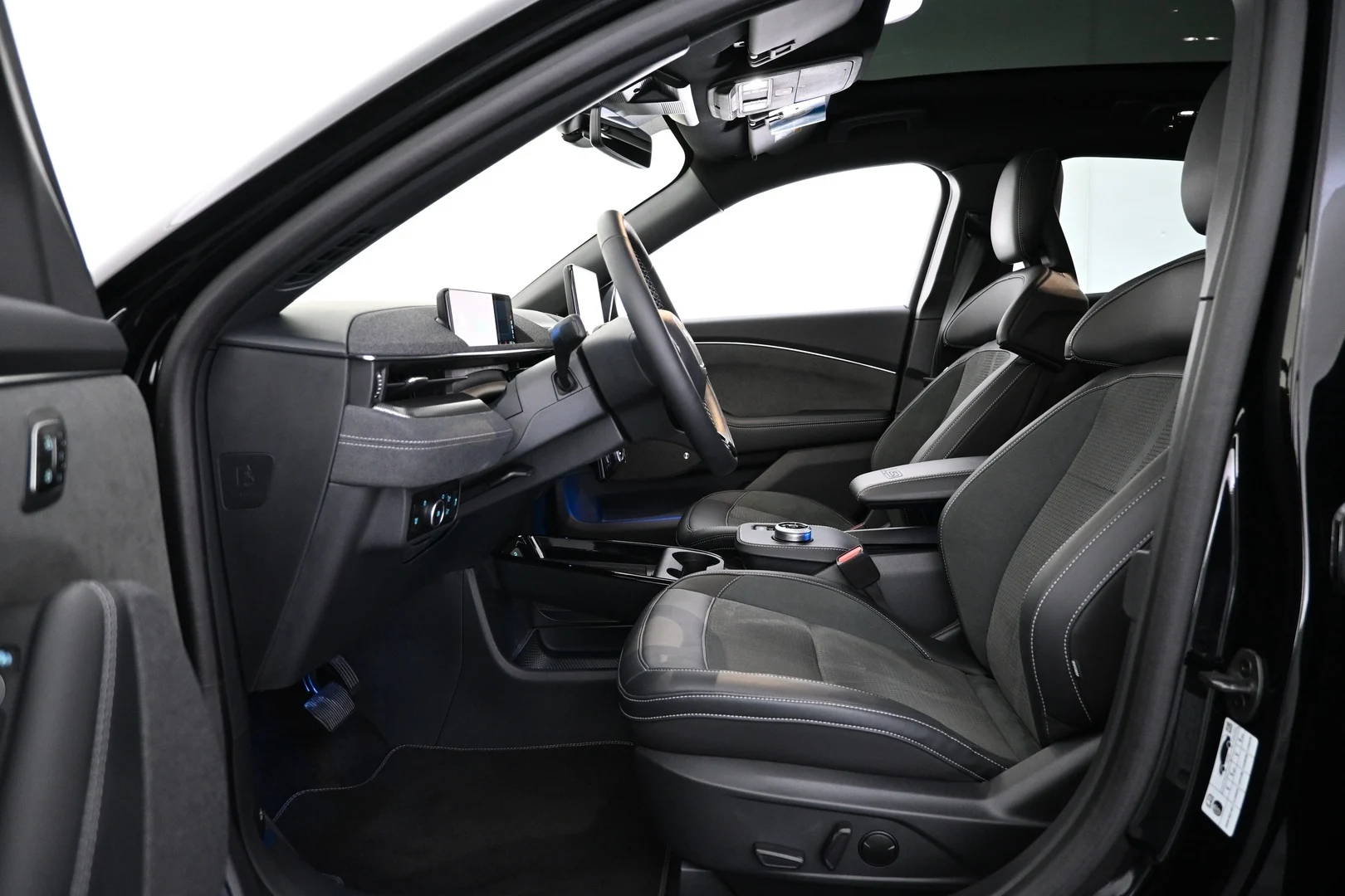 Car Image - 2Ee68aW24NhxR8l2xSF70O