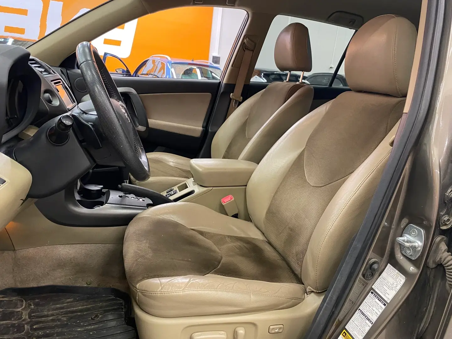 Car Image - 4E22129KA1hz0UTYBUvDDm