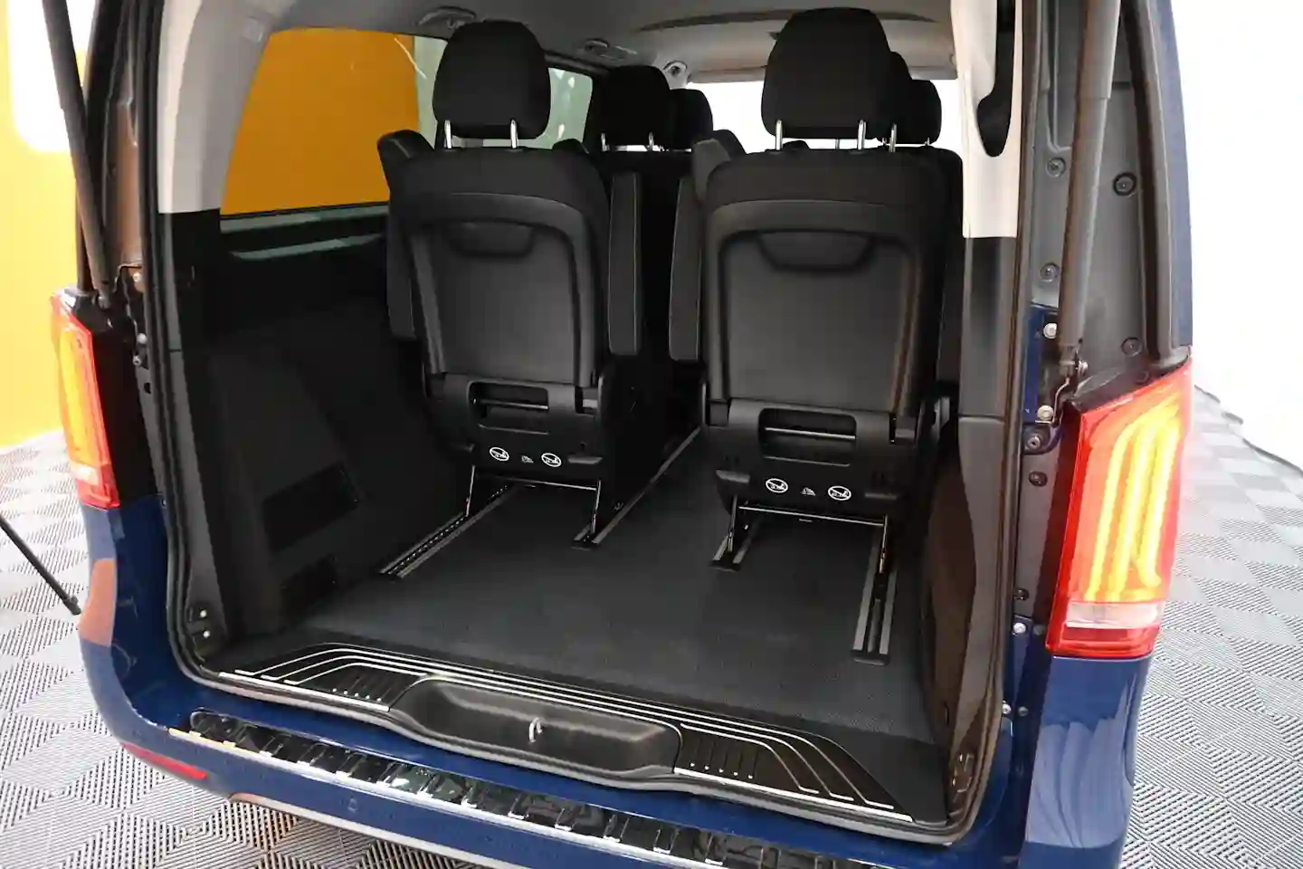 Car Image - 4AJ2YsnEz0D4Itj73zLLaO