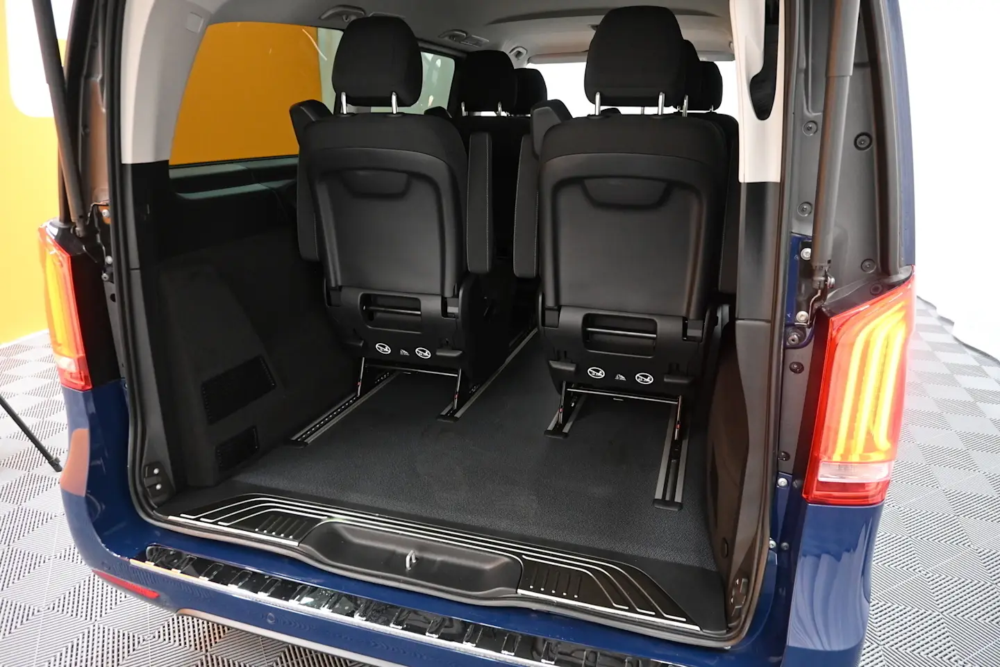 Car Image - 4AJ2YsnEz0D4Itj73zLLaO