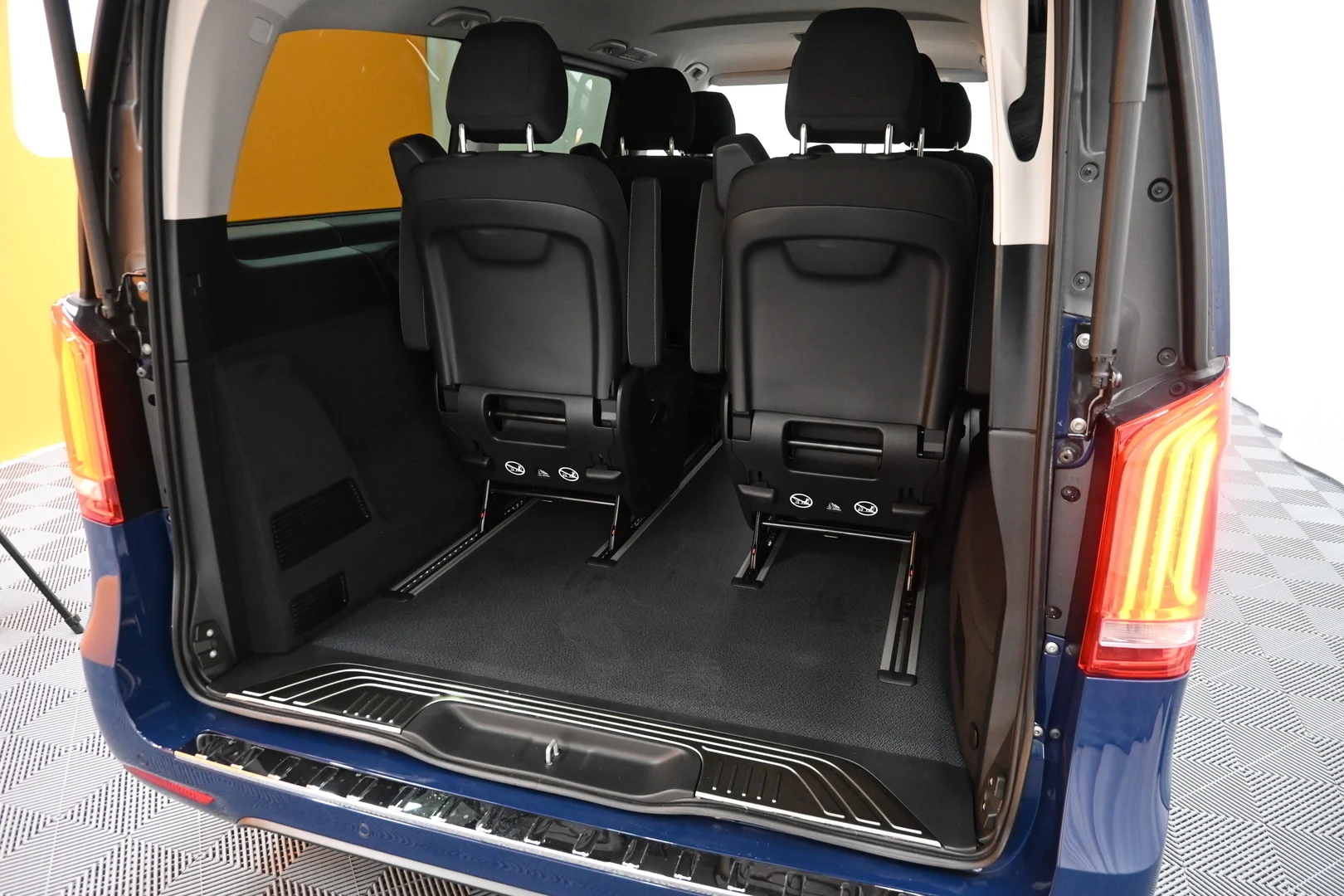 Car Image - 4AJ2YsnEz0D4Itj73zLLaO