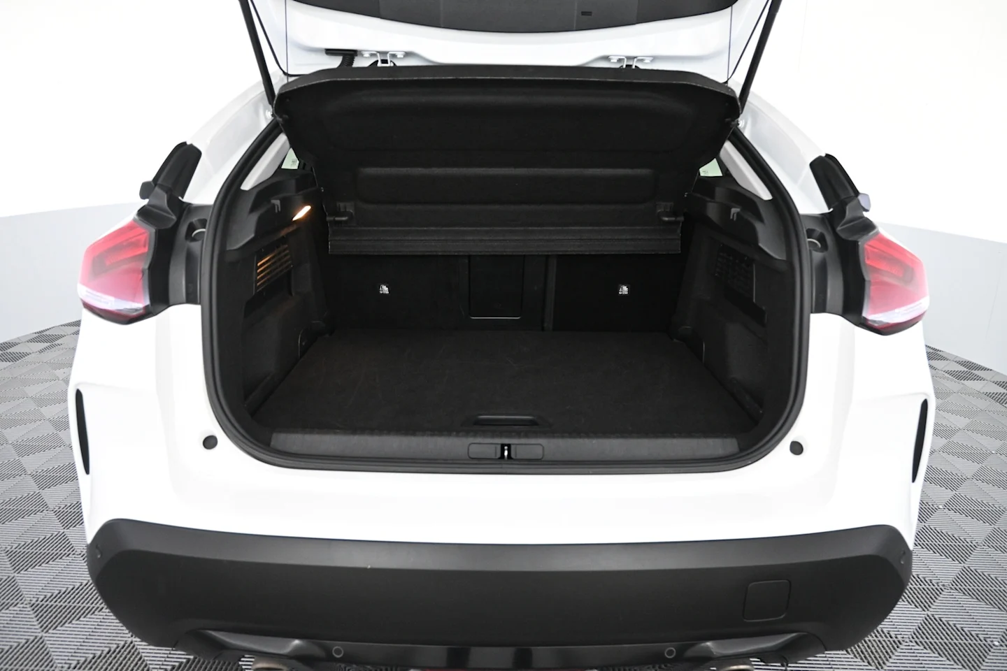 Car Image - 3olIPgj792PQOr6AdHpHBz