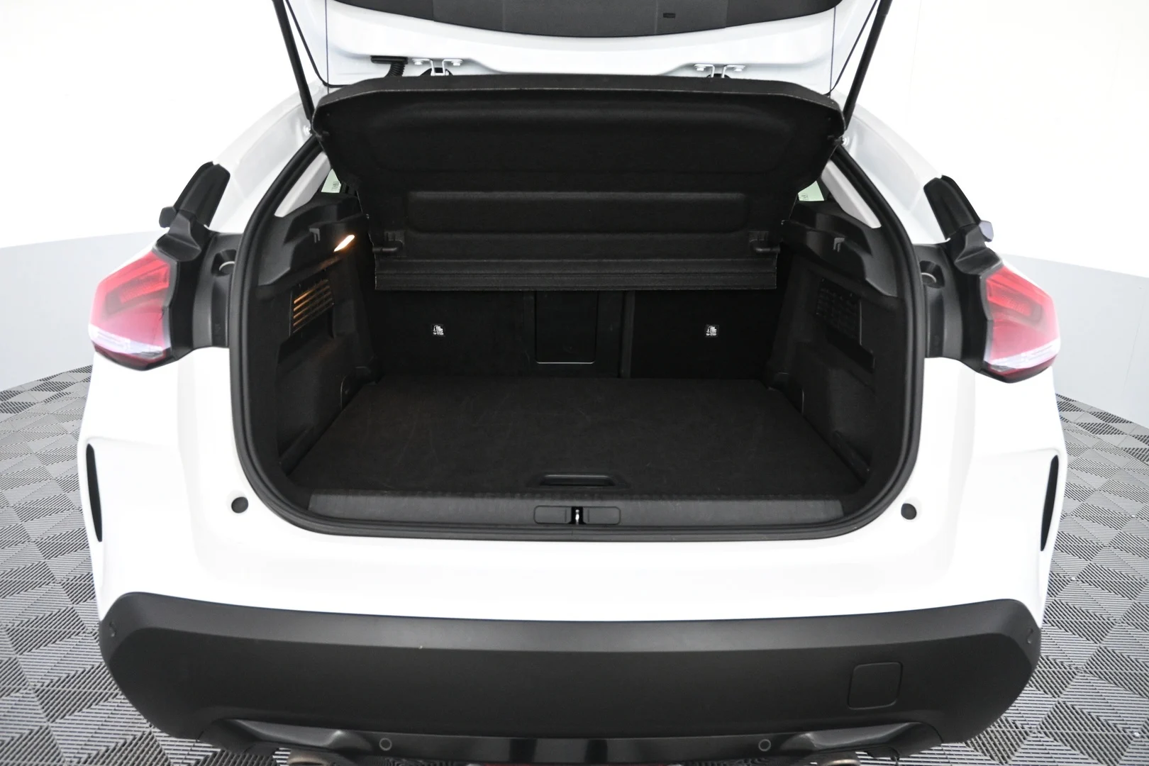 Car Image - 3olIPgj792PQOr6AdHpHBz