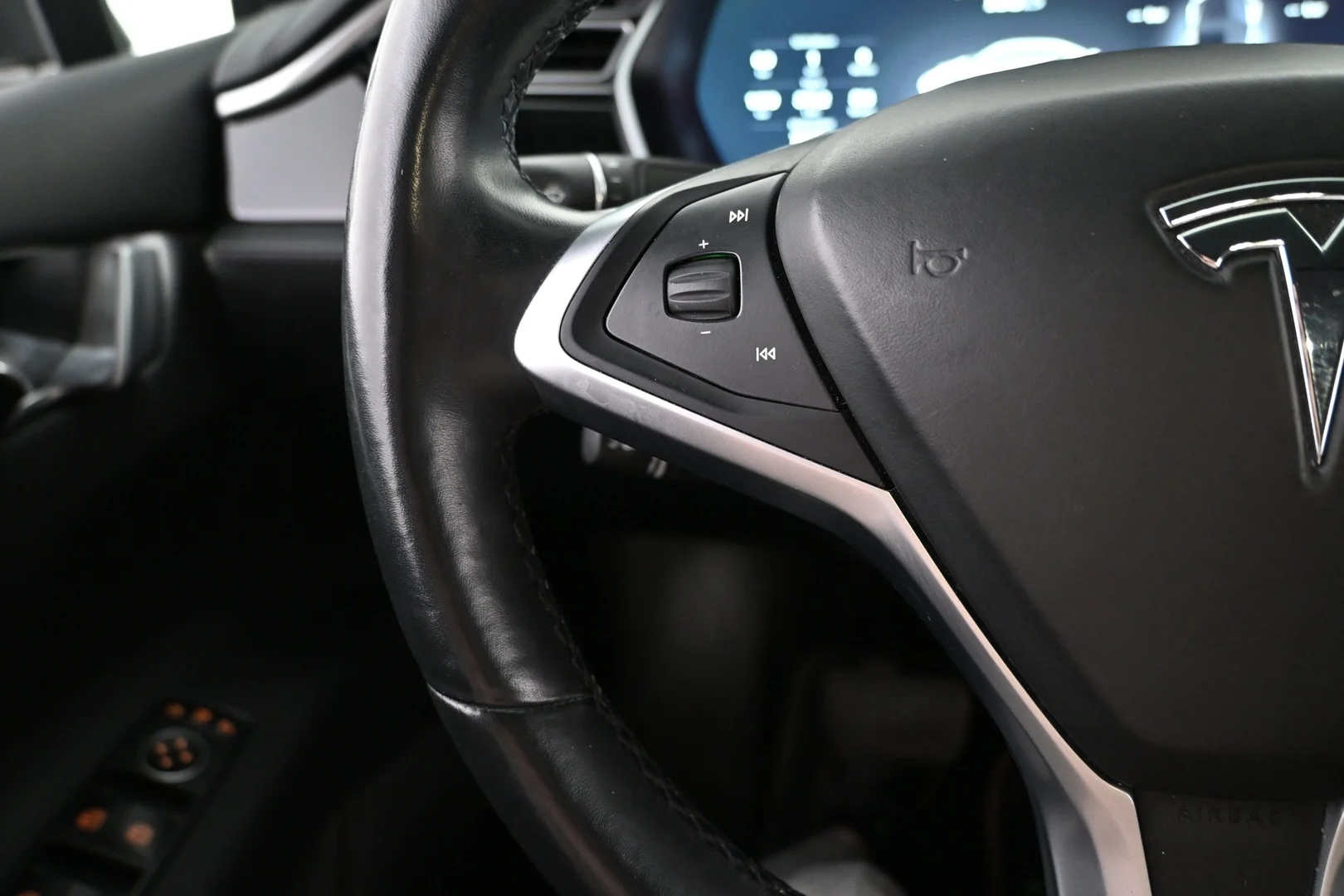 Car Image - C8YqQW7VMkFXrYoxfePpu