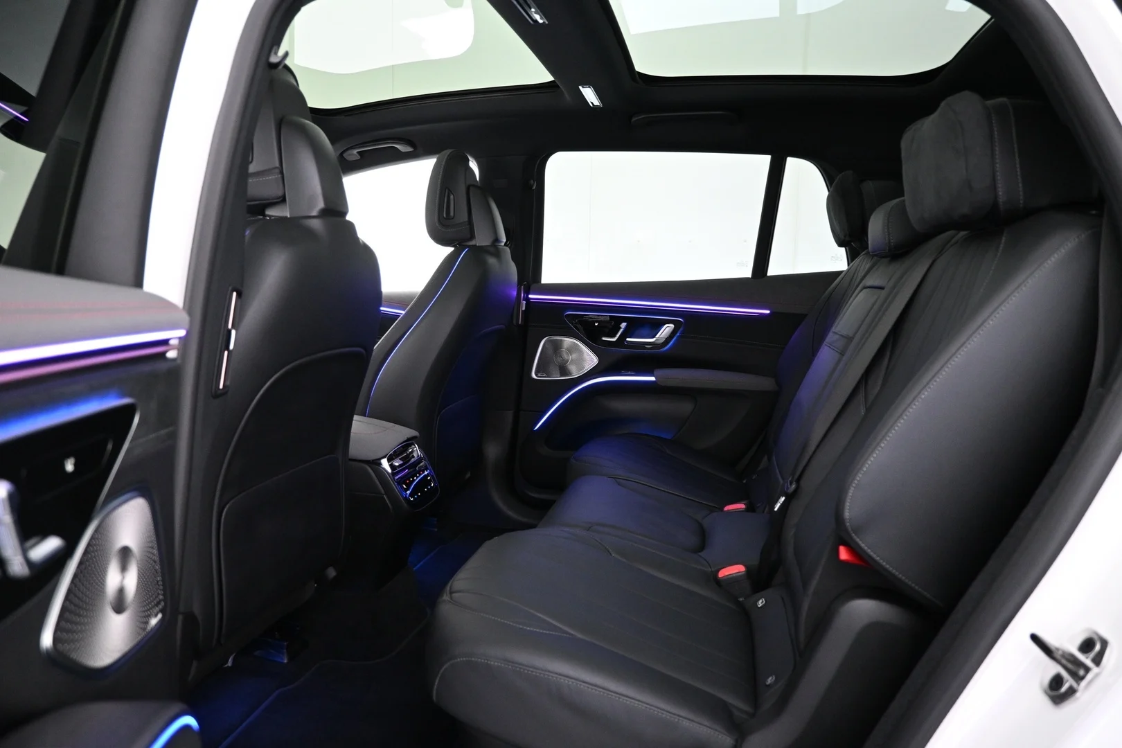 Car Image - LaMzhbgeoQWiXuBElljDU