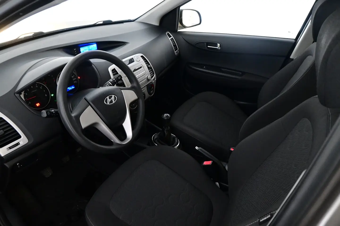 Car Image - 7n6w9Bkn8yzHzslrdcC3i2