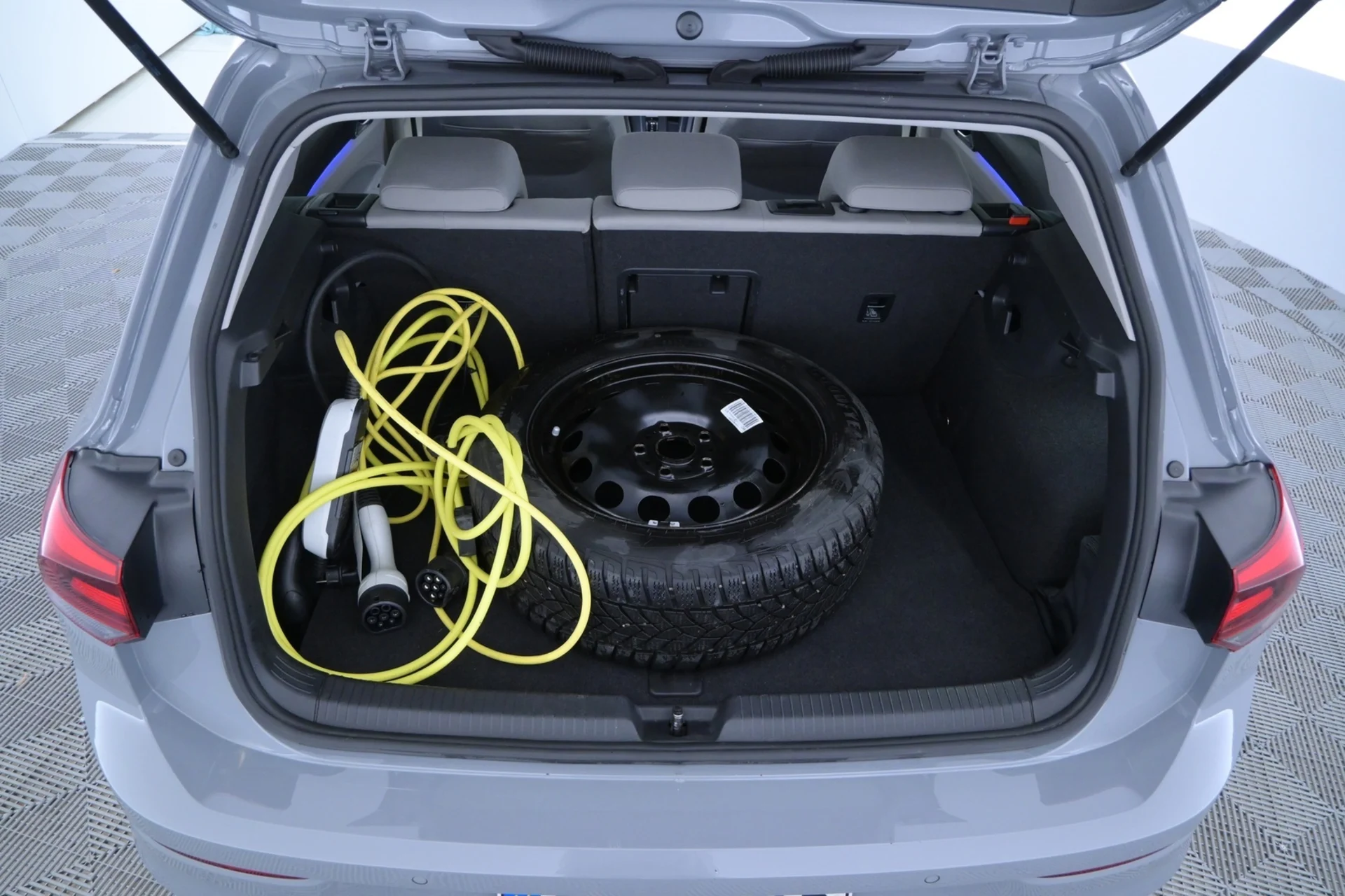 Car Image - 16uVDu3JnCeMyEd1AKSDve