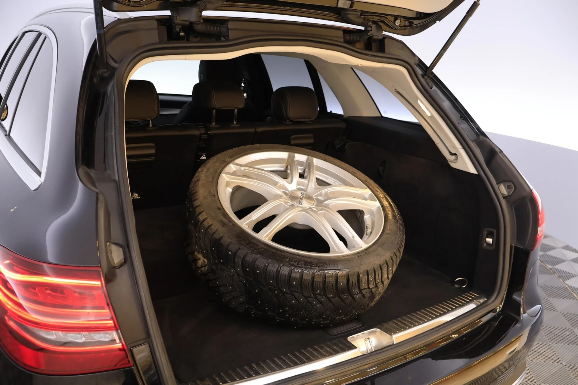 Car Image - 43f43dLUbCzLxHLRboyC0X