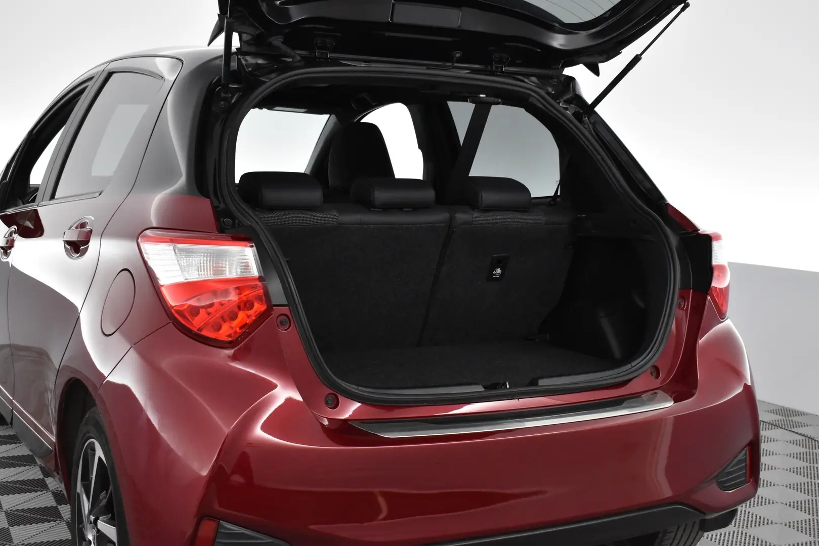 Car Image - 6AUnB3GlTlxyVLmGLVh8xx