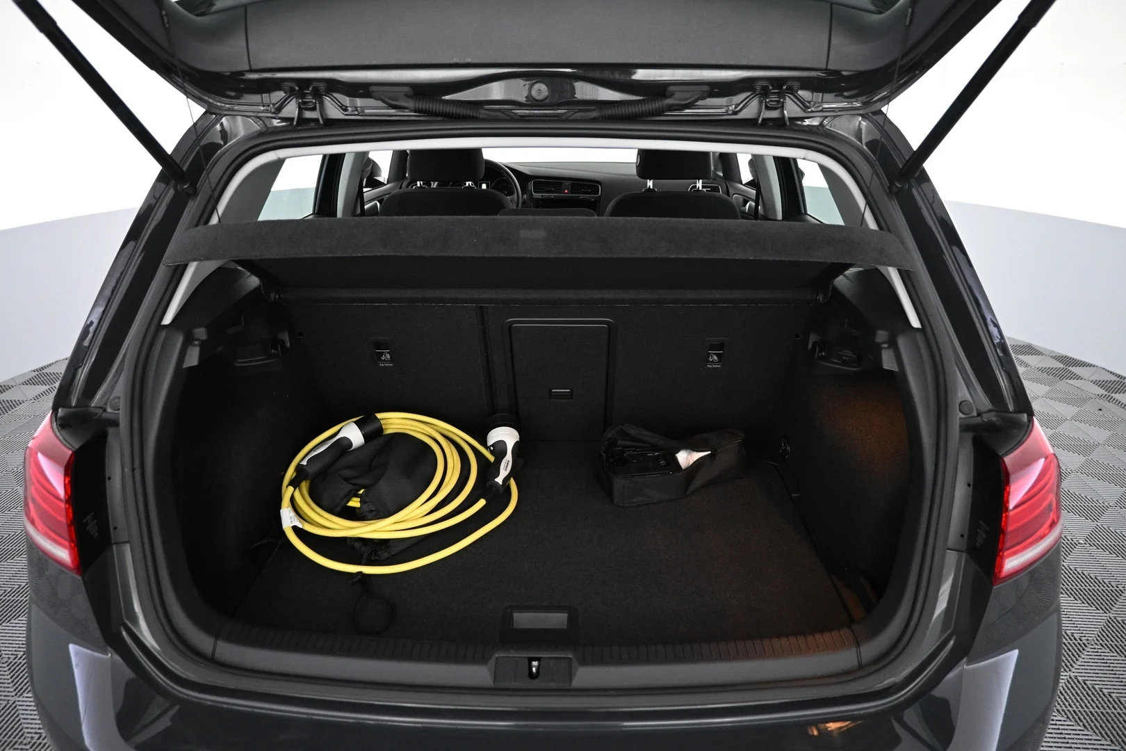 Car Image - 6KiEBD2HOeGFTjQPnIYT7i
