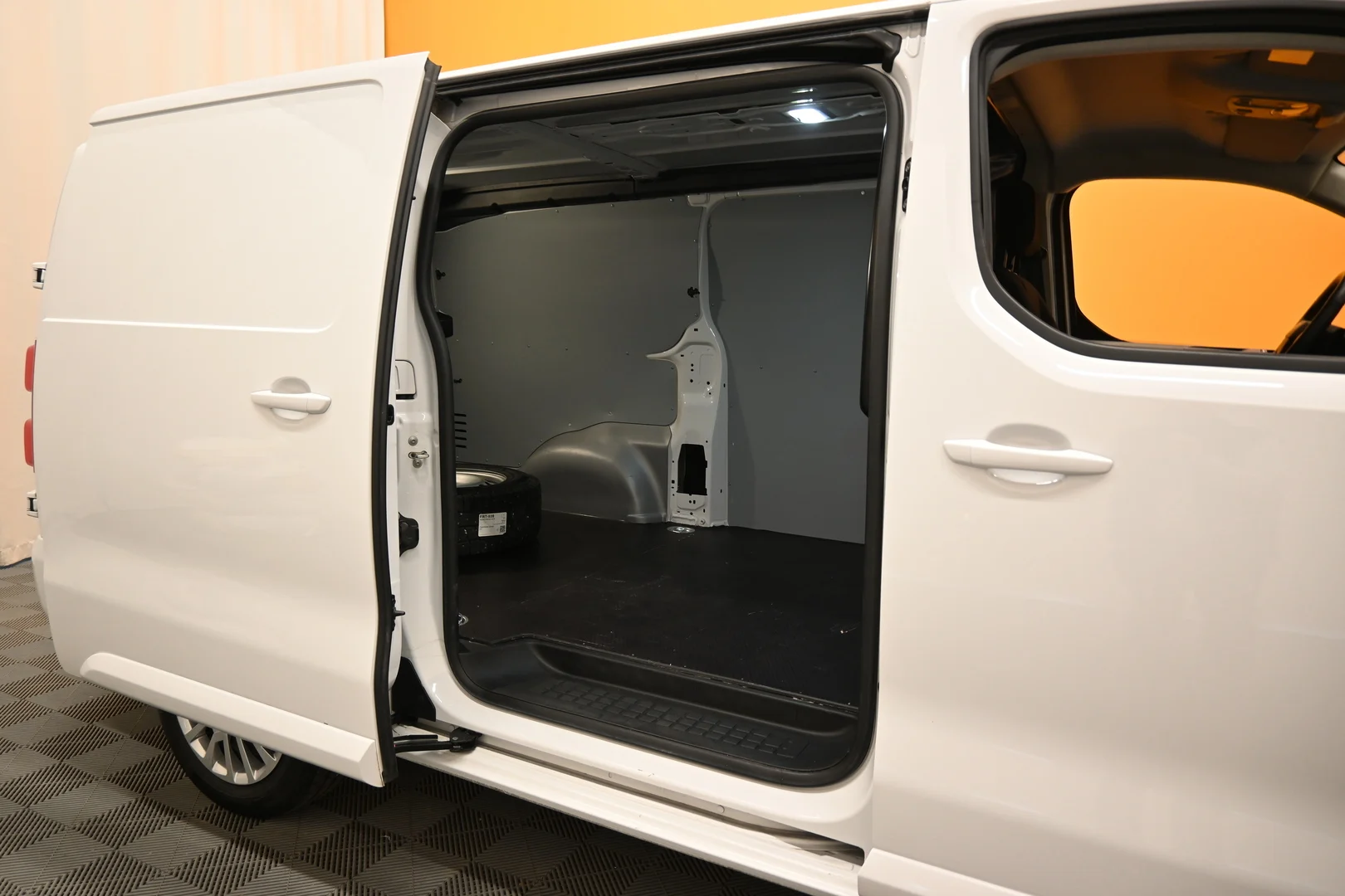 Car Image - 6I4daBv1ClqxrwyozwnNxZ