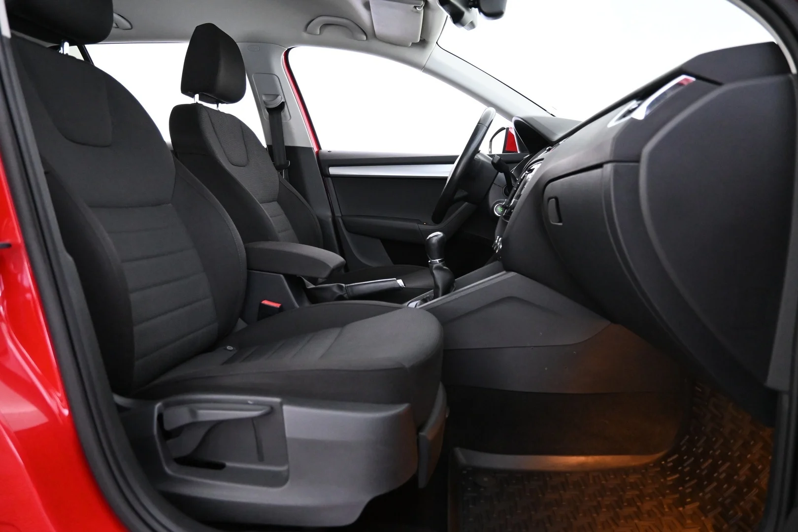 Car Image - ydANVvr6cM0lLGo5aFt07