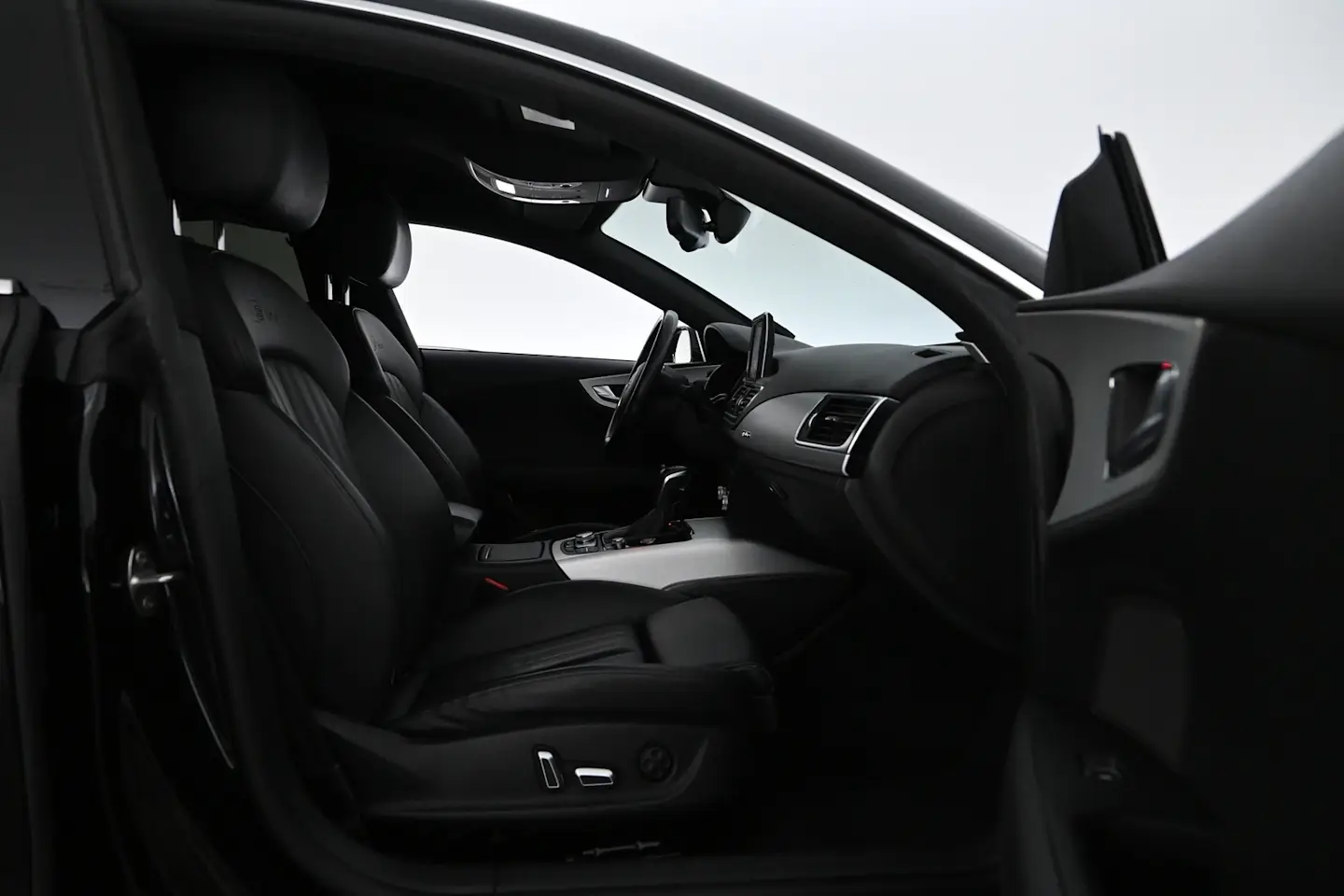 Car Image - 4vZA4TXxZTKUvXRzIKnhdy