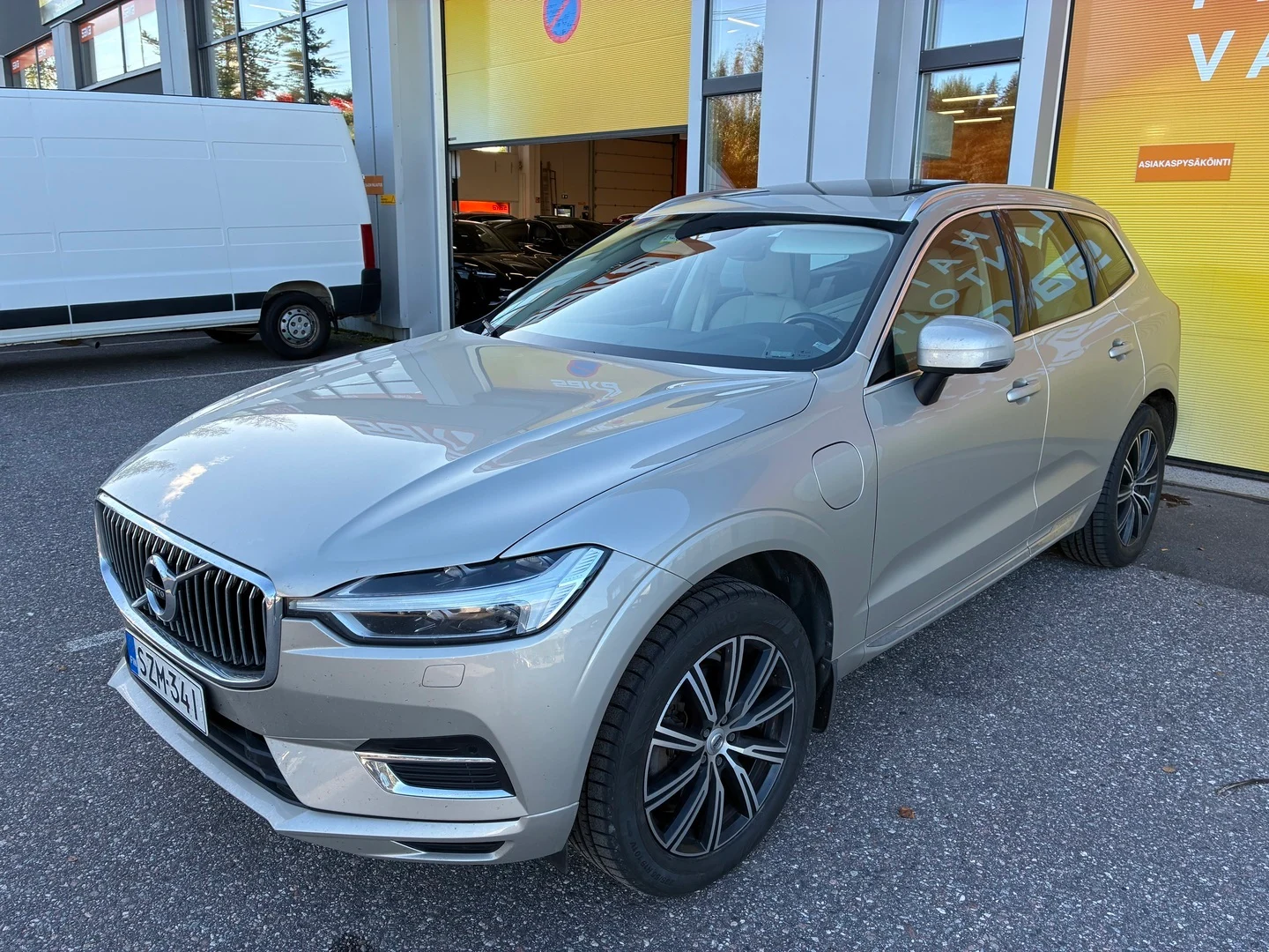 Car Image - 1nzLarSaBMBDPg5l8VQK6n