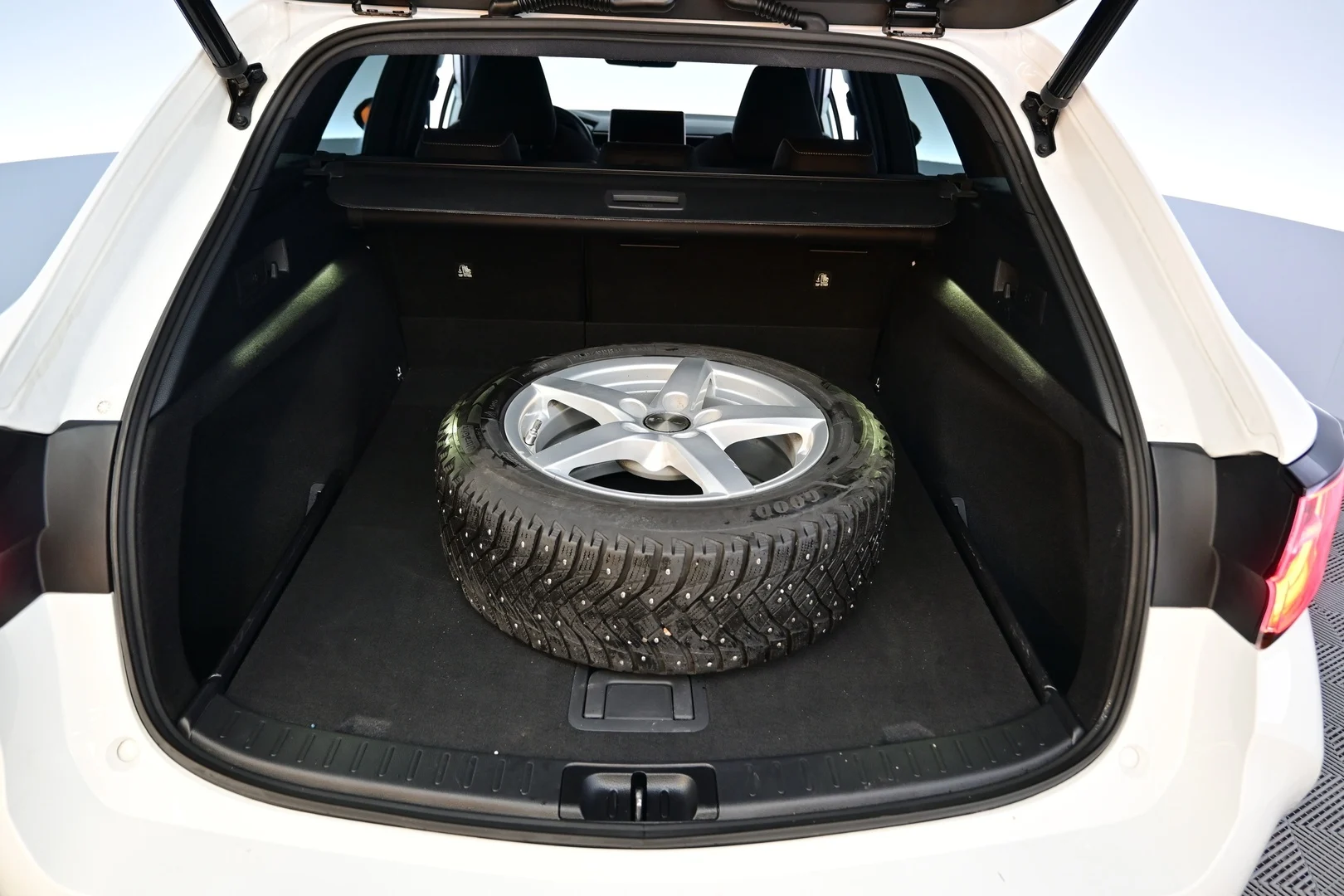 Car Image - 1JRCd2ADovfAvXeYKz44gE