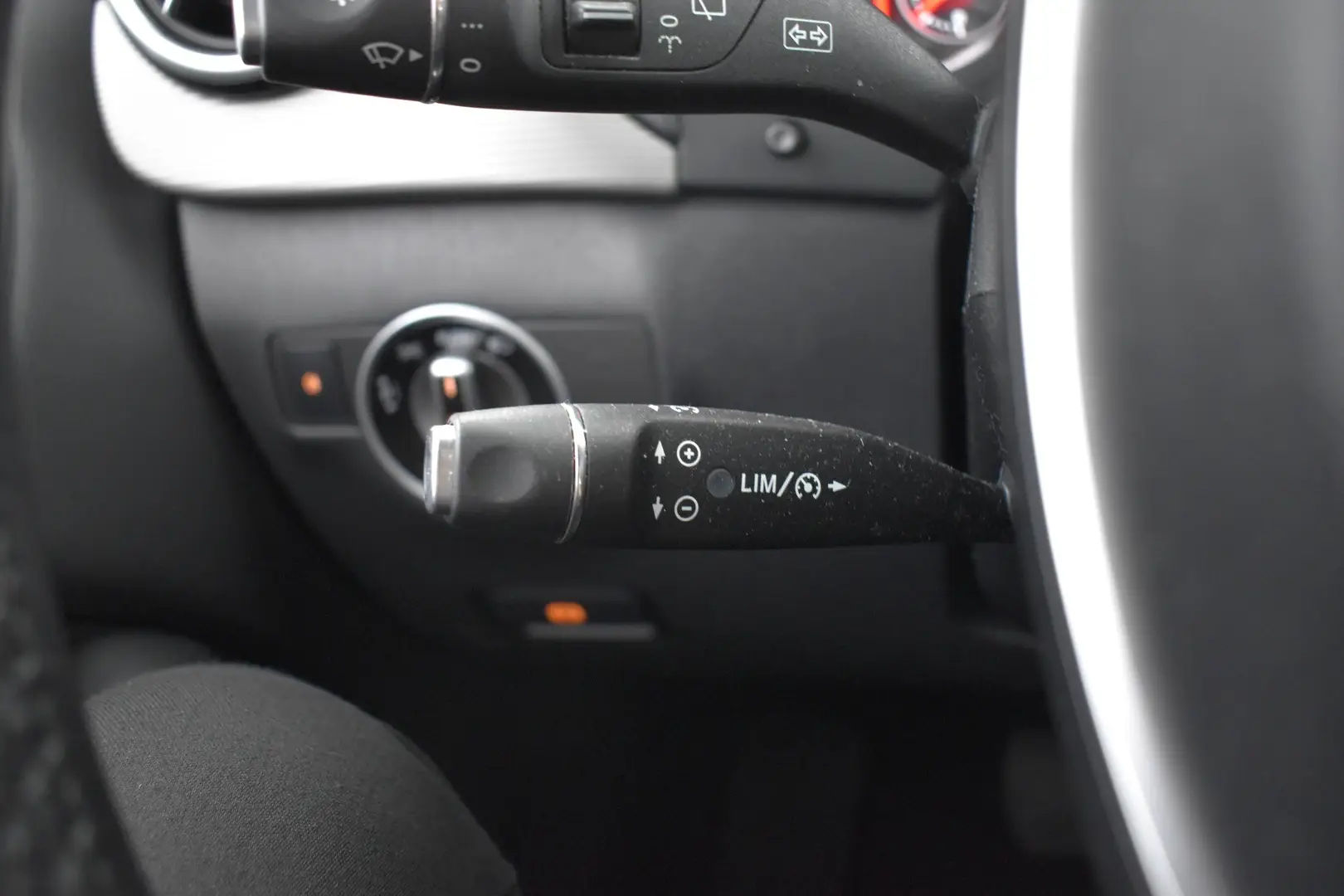 Car Image - GjT6VcPIJxzirGwUrGAic