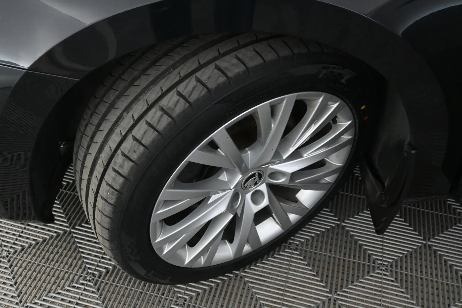Car Image - zUvqFzreCXsyLiNV7CtkP