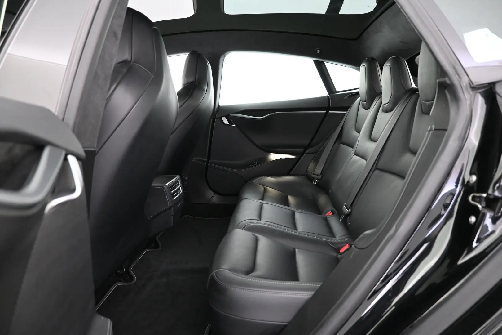 Car Image - 5pkijbN3u692SmJrPrC8sO