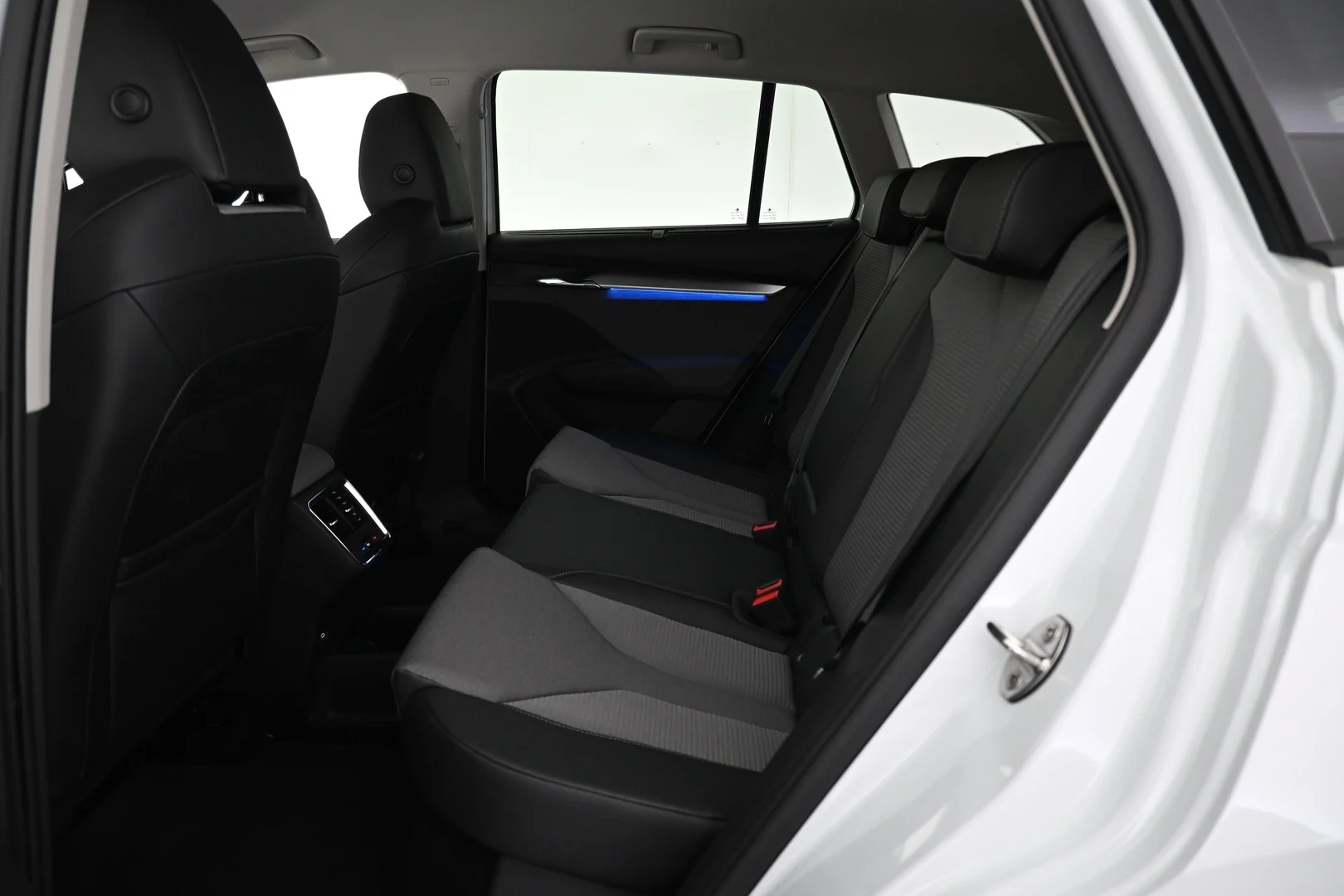 Car Image - 6syIhLi71X9RsXFaxCIzIN