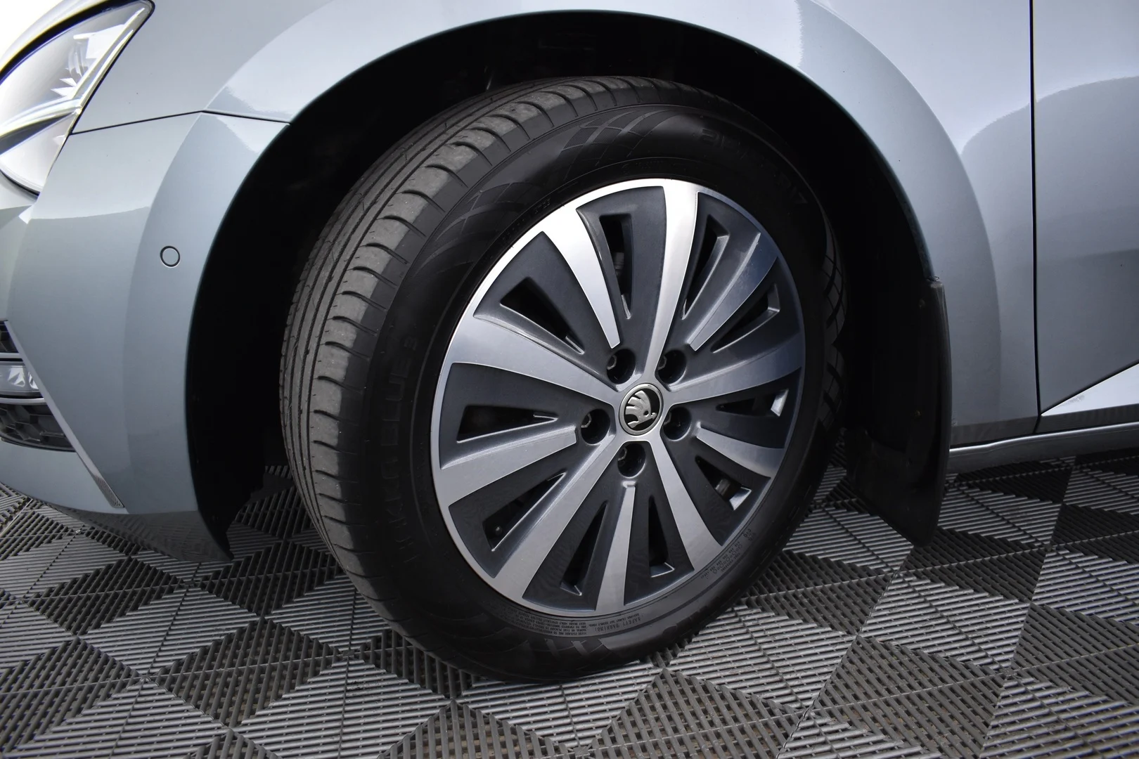Car Image - 7bHota7z4XTzDlTAPaevRL