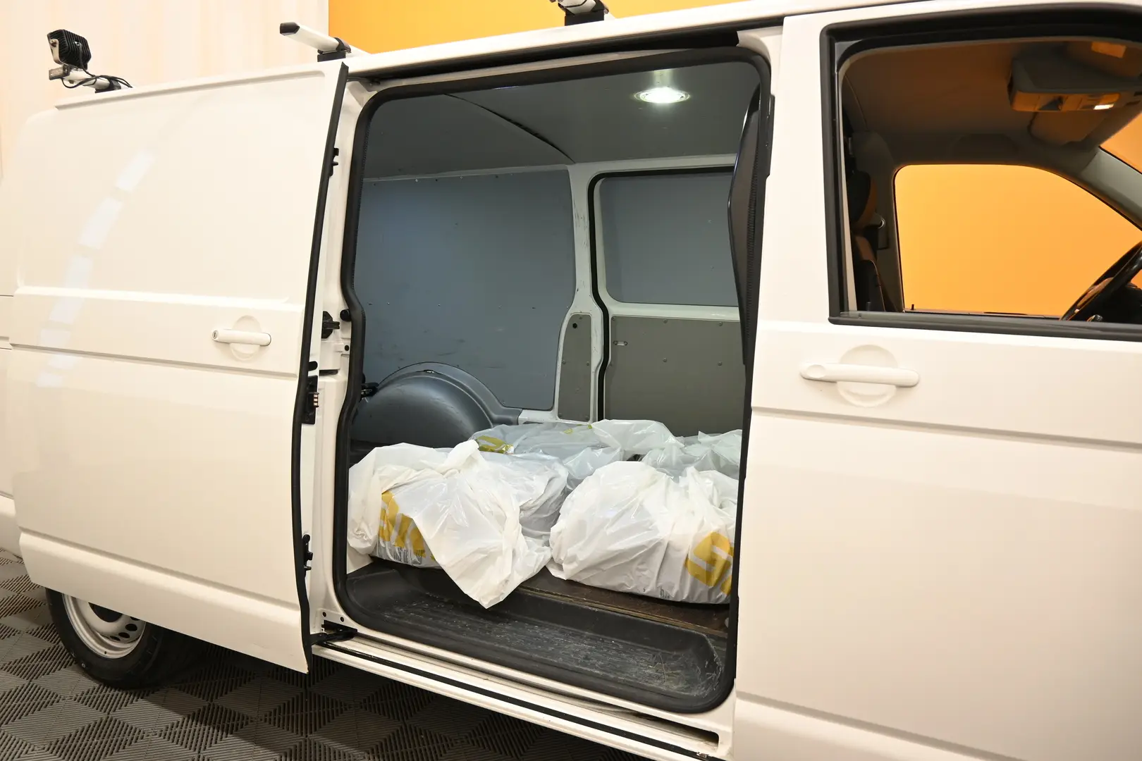 Car Image - 1poNFsisIJJ7I3ISqo2et4